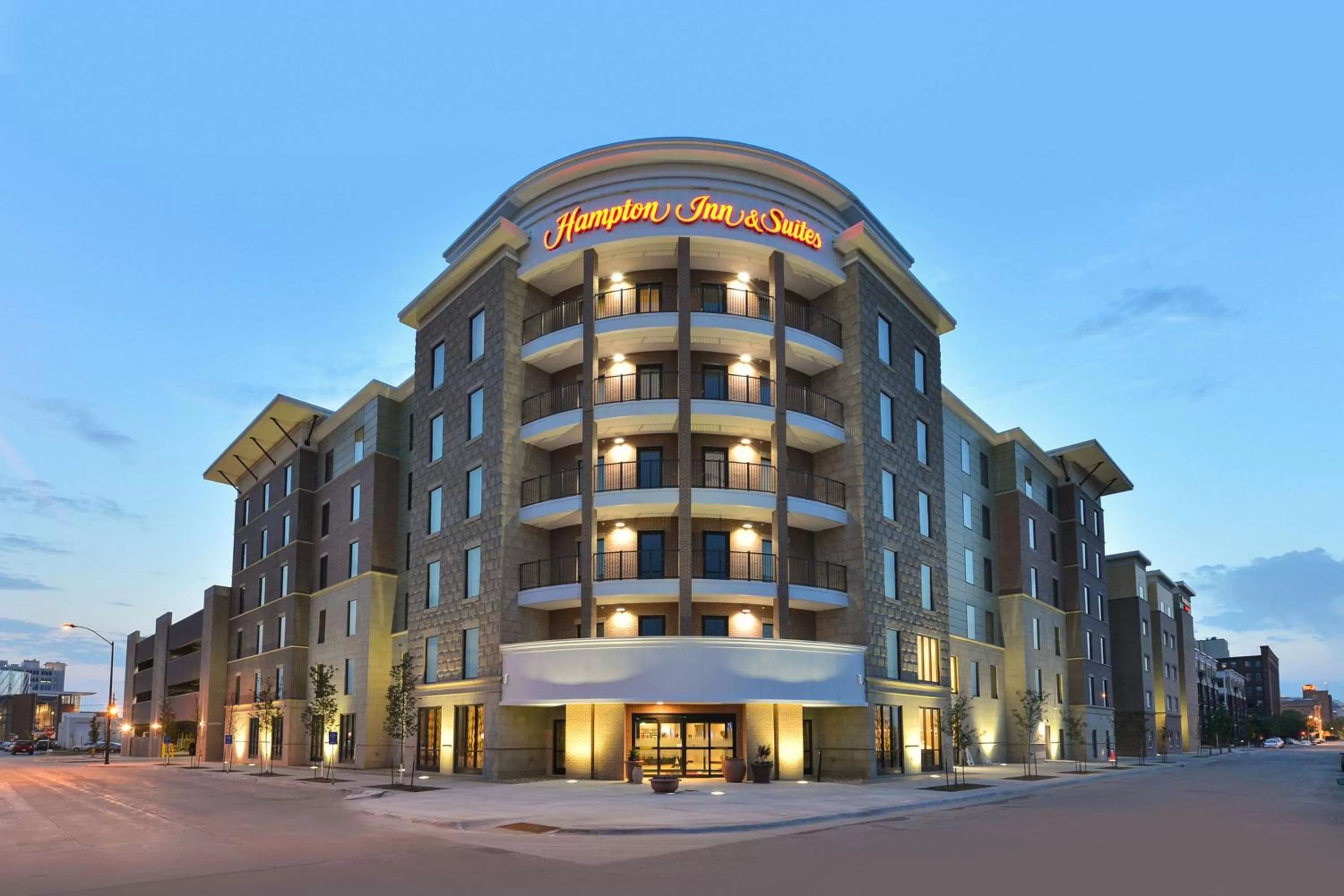 Property building in Hampton Inn & Suites Des Moines Downtown