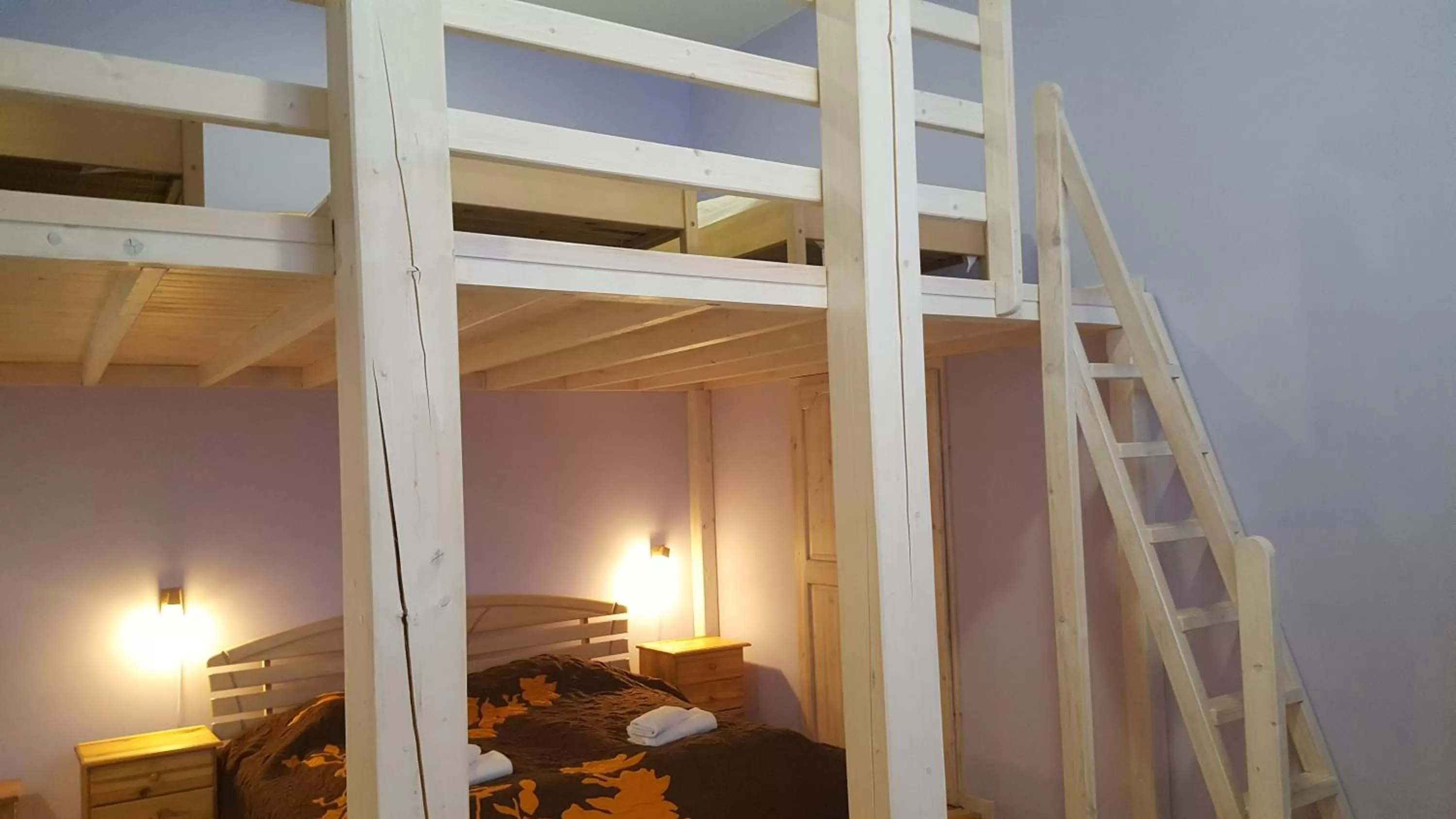 Photo of the whole room, Bed in Sunset Hotel