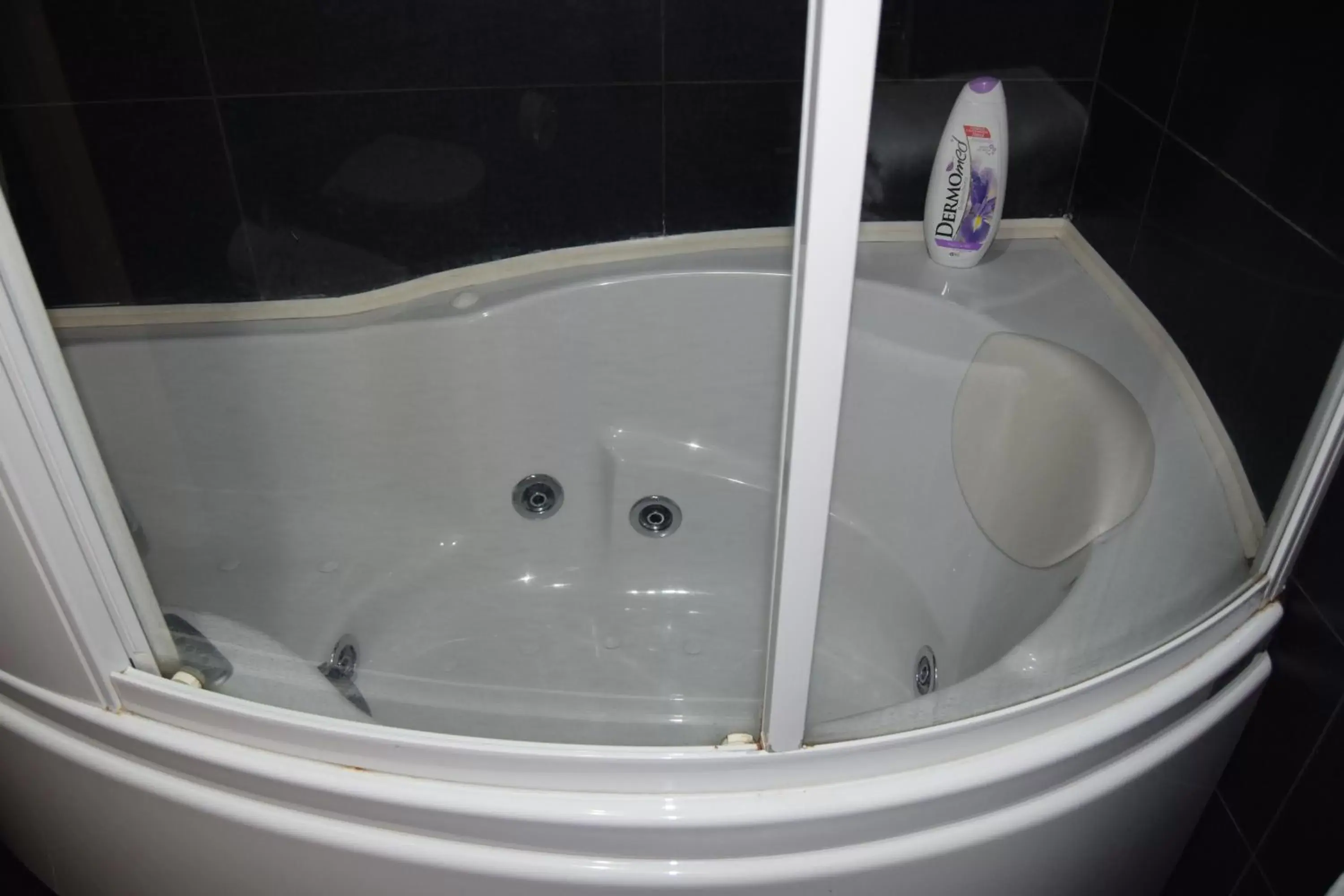 Hot Tub, Bathroom in Guest House Brezza Marina