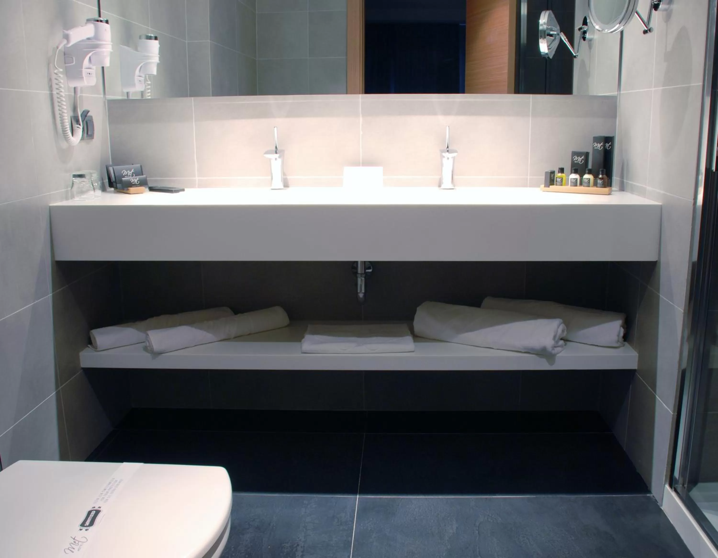 Bathroom in Met Hotel