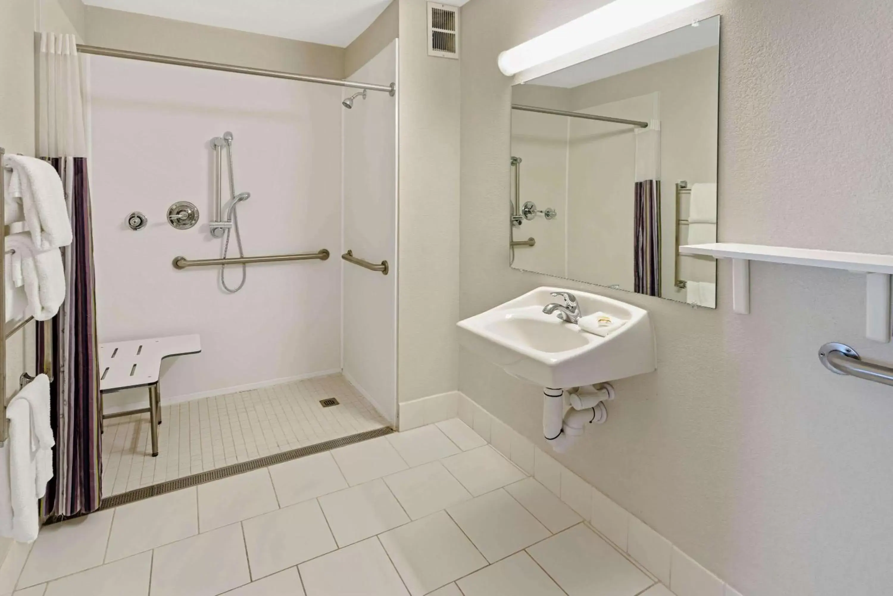 Shower, Bathroom in La Quinta Inn by Wyndham Phoenix North