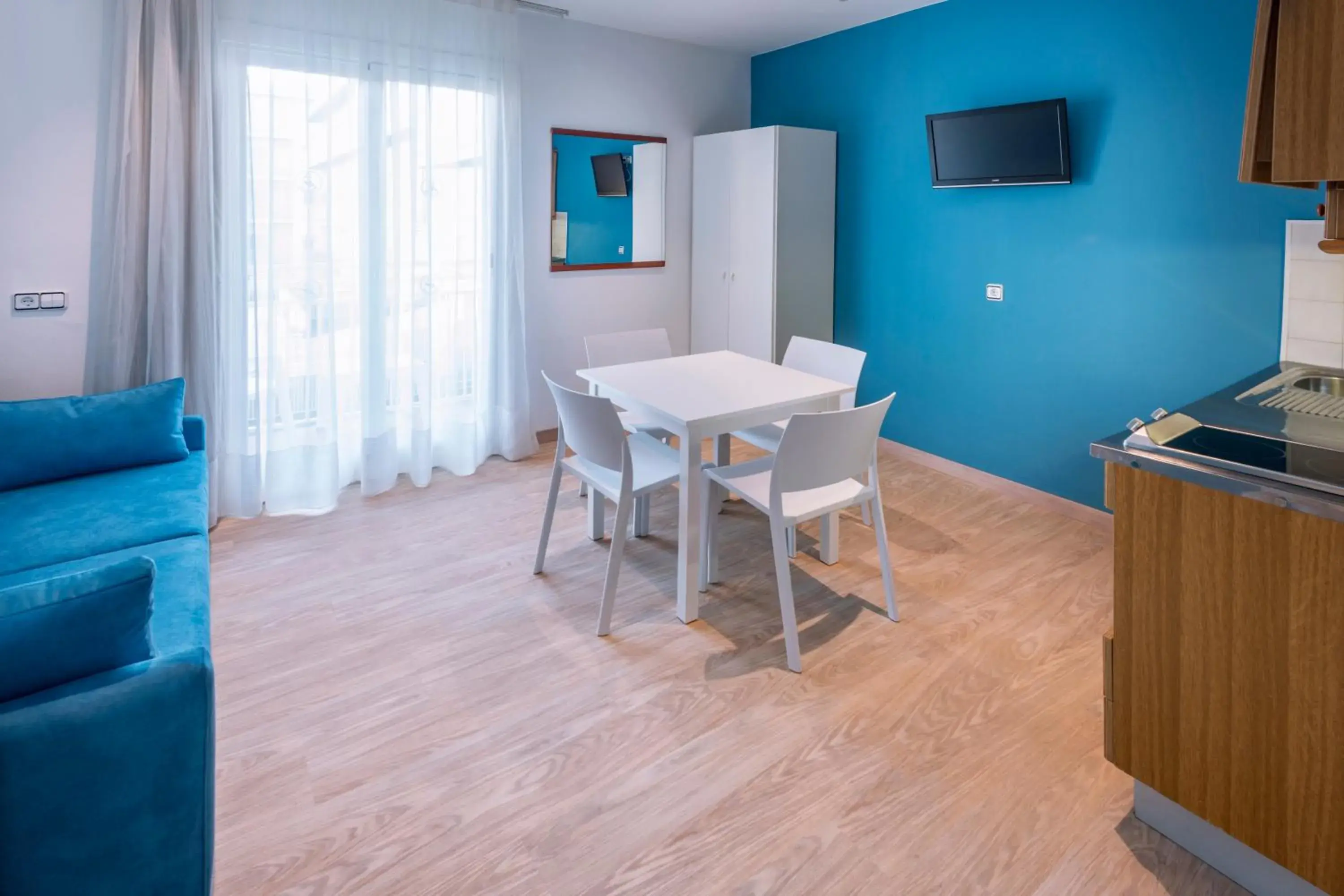 Kitchen or kitchenette, TV/Entertainment Center in GHT Balmes, Hotel-Aparthotel&SPLASH