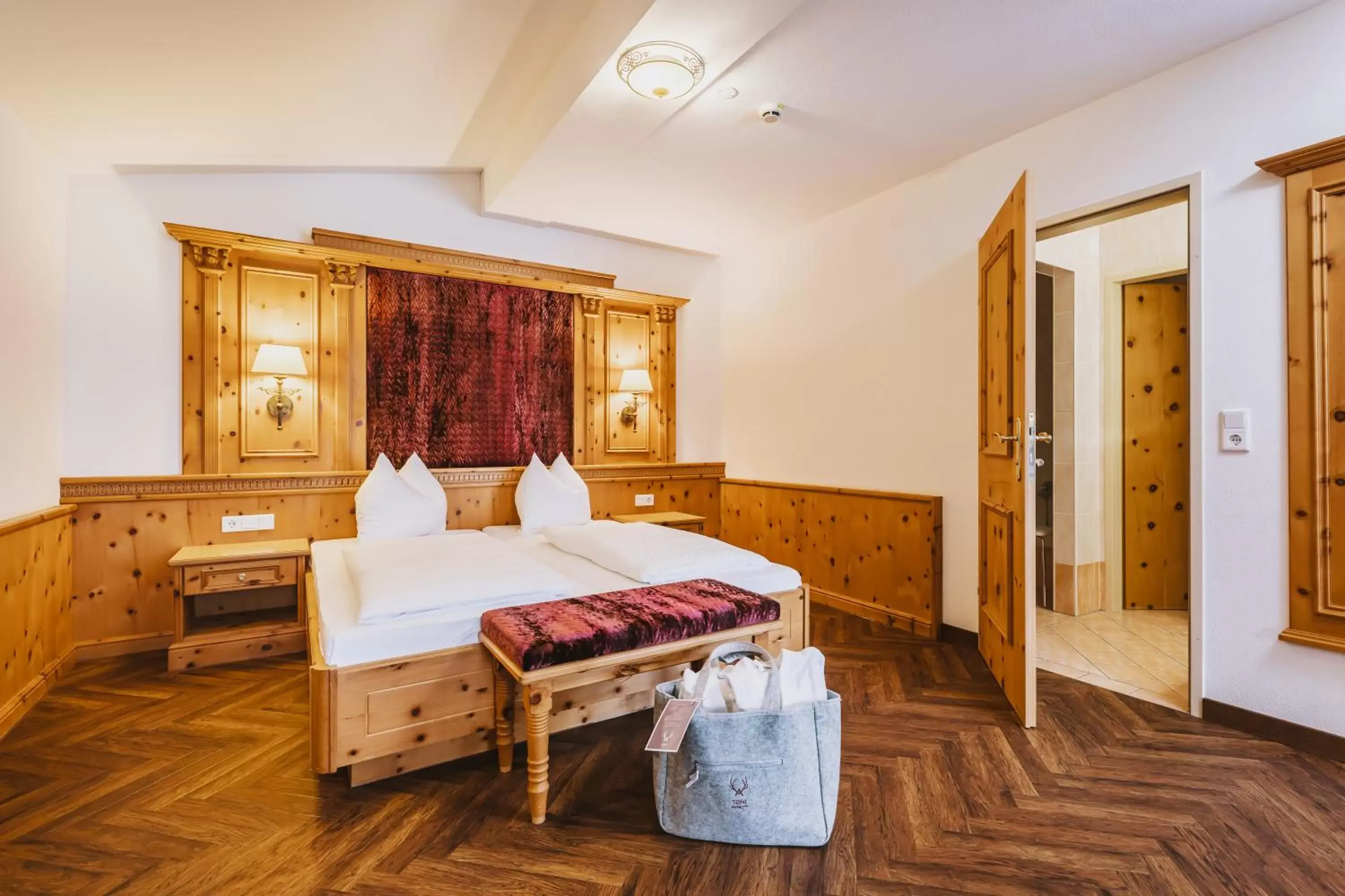 Photo of the whole room, Bed in Hotel TONI inklusive Zell am See - Kaprun Sommerkarte