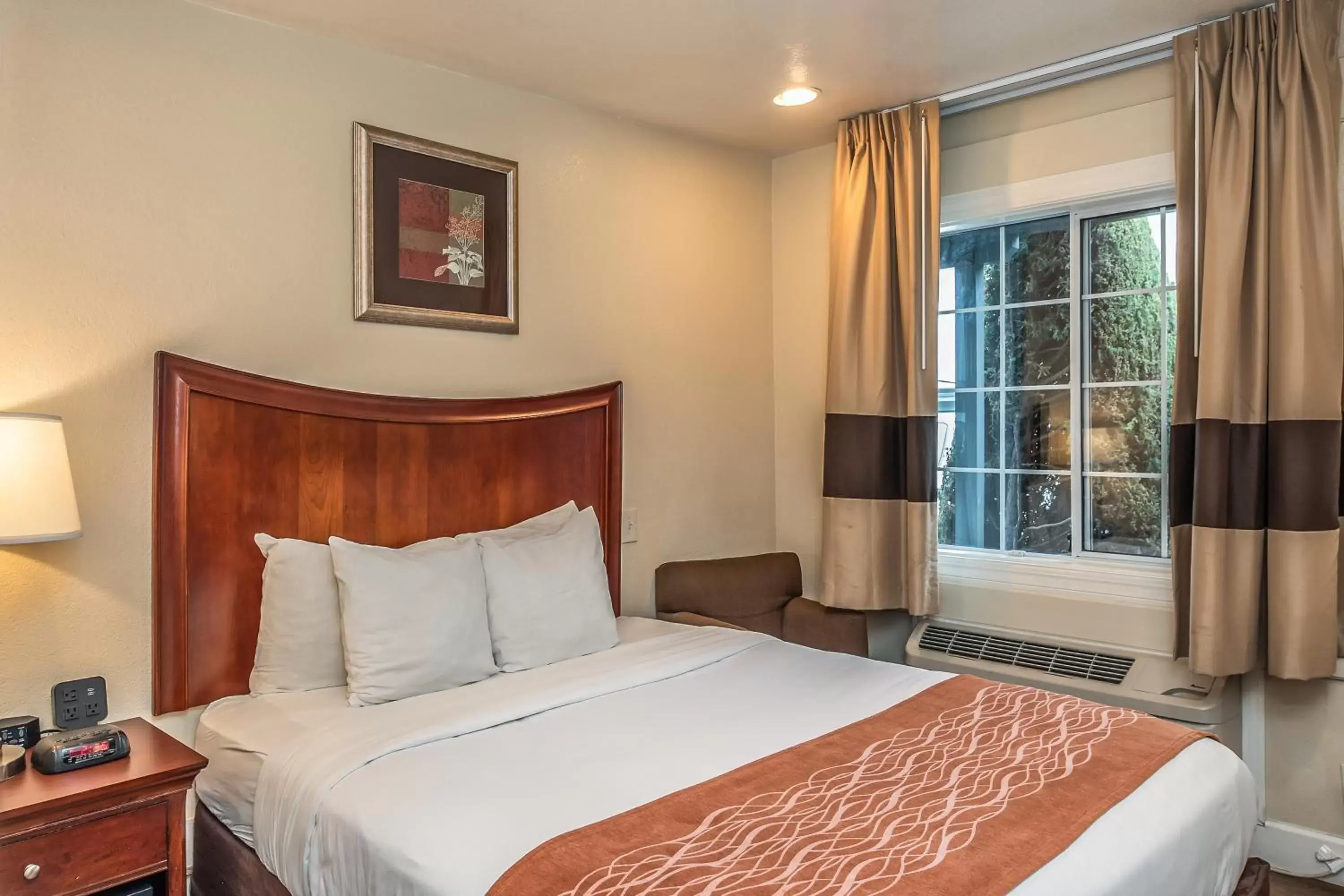 Bedroom, Bed in Blu Pacific Hotel
