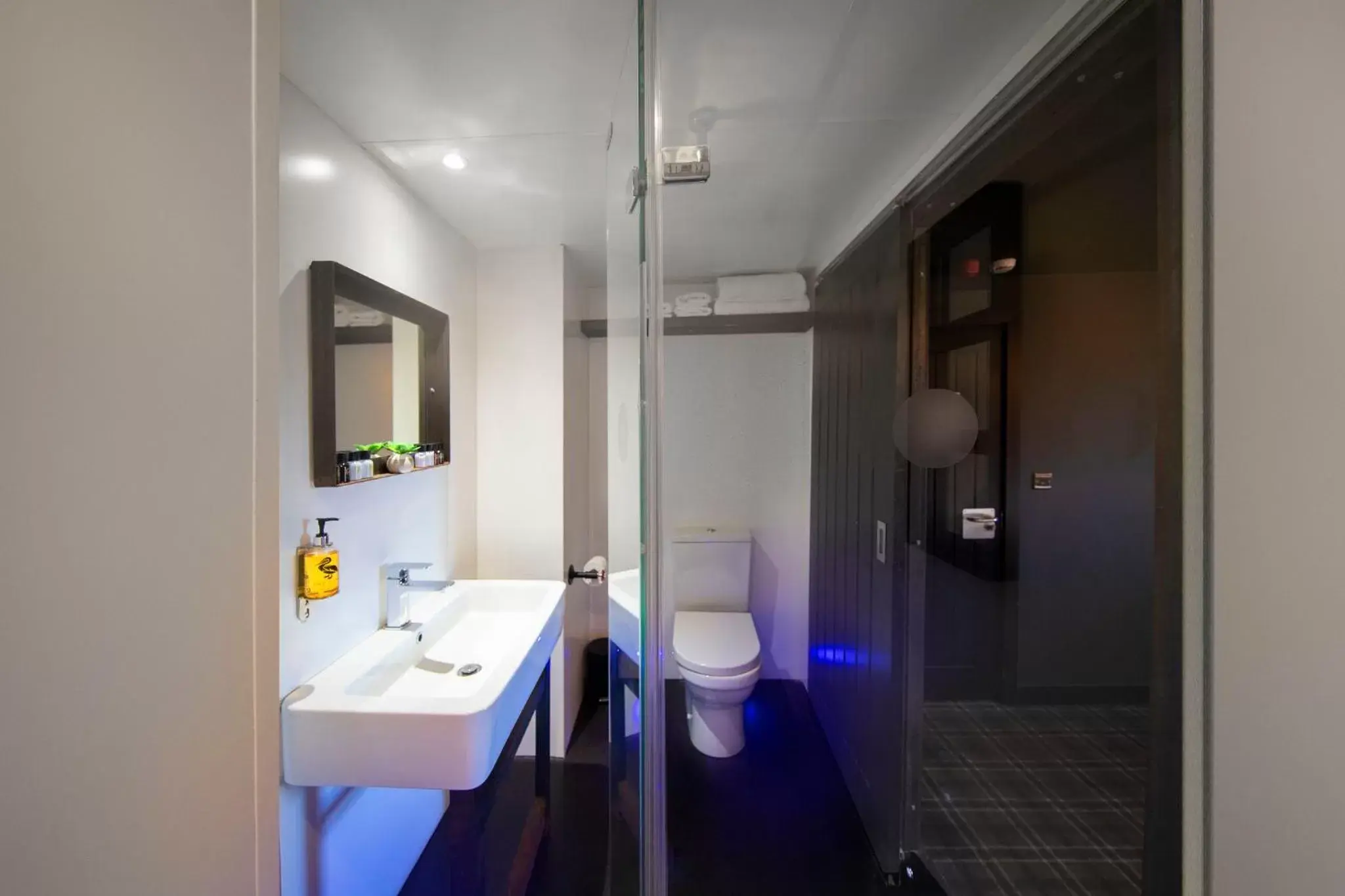 Bathroom in Briggate Hotel
