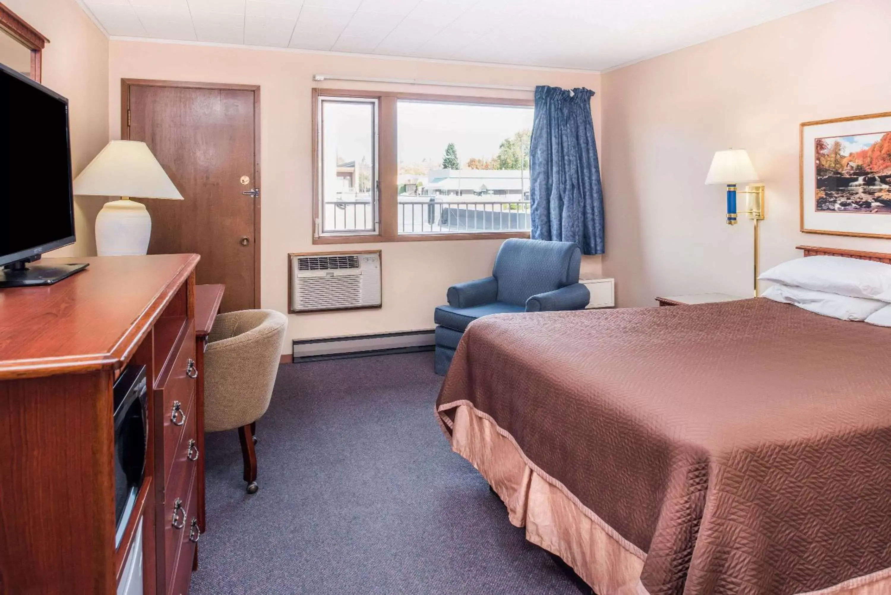 Photo of the whole room, Bed in Travelodge by Wyndham Kalispell