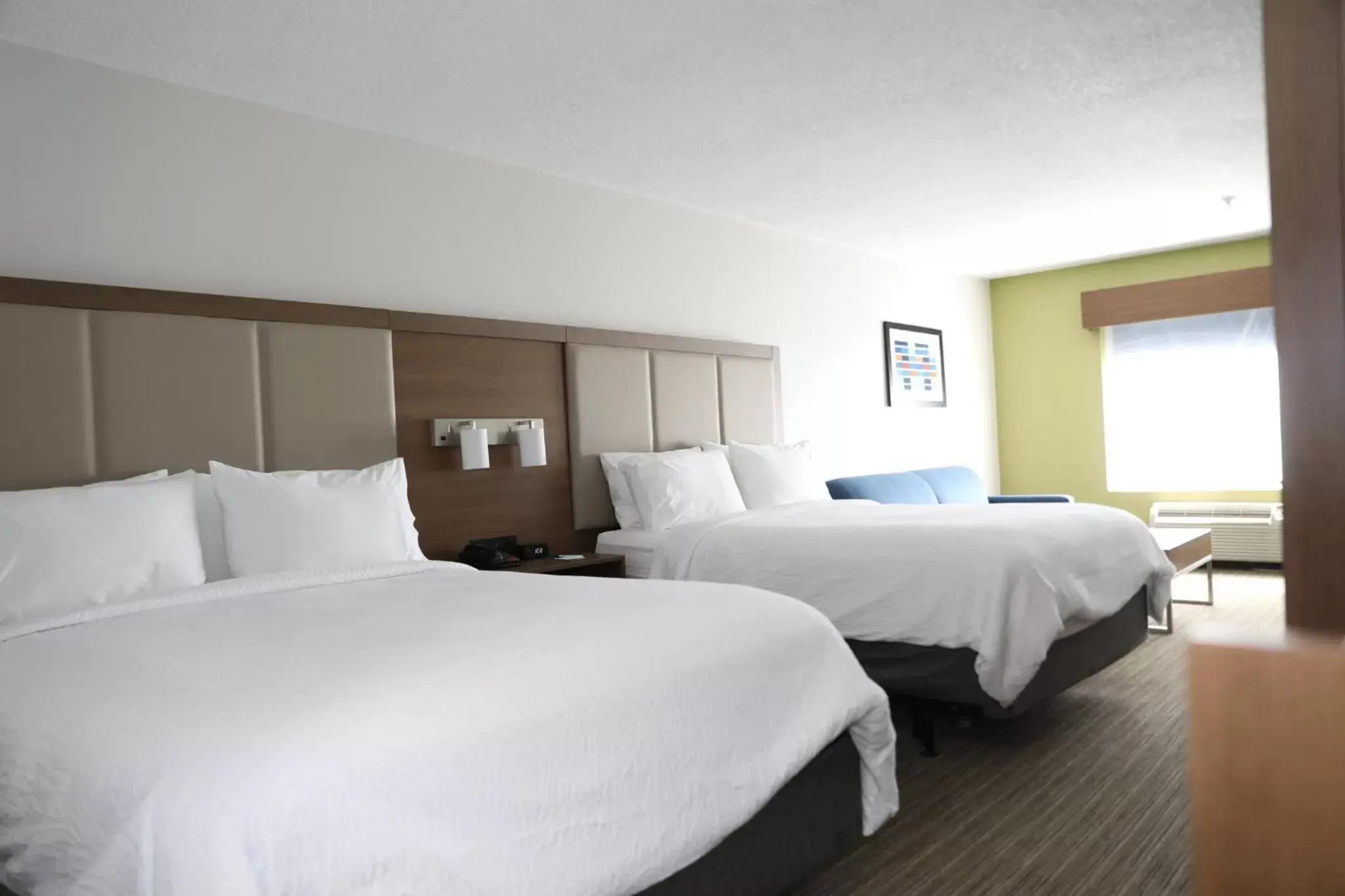 Photo of the whole room, Bed in Holiday Inn Express Hotel & Suites Albuquerque Airport, an IHG Hotel
