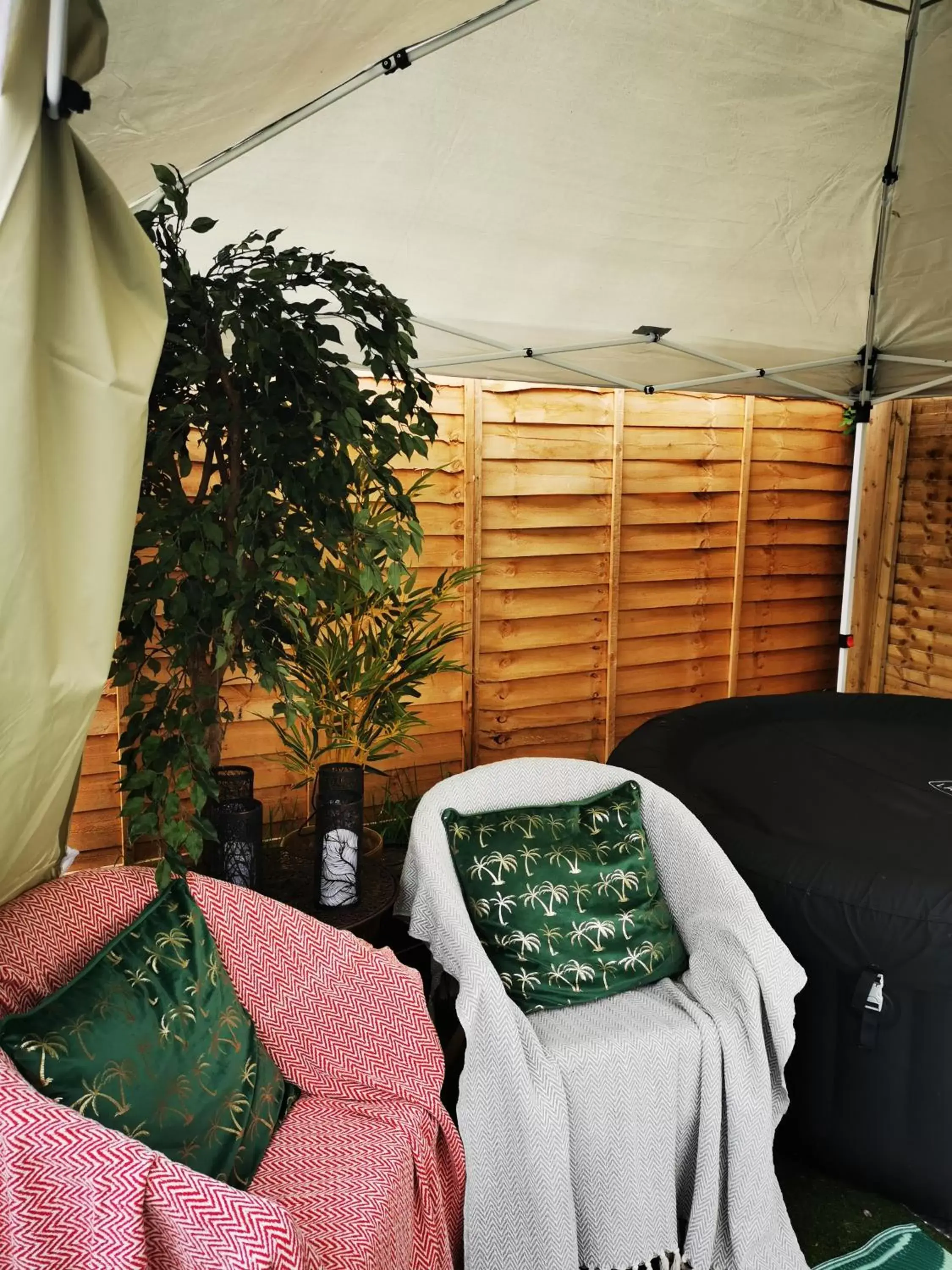 Hot Tub, Seating Area in The Tree-house B&B