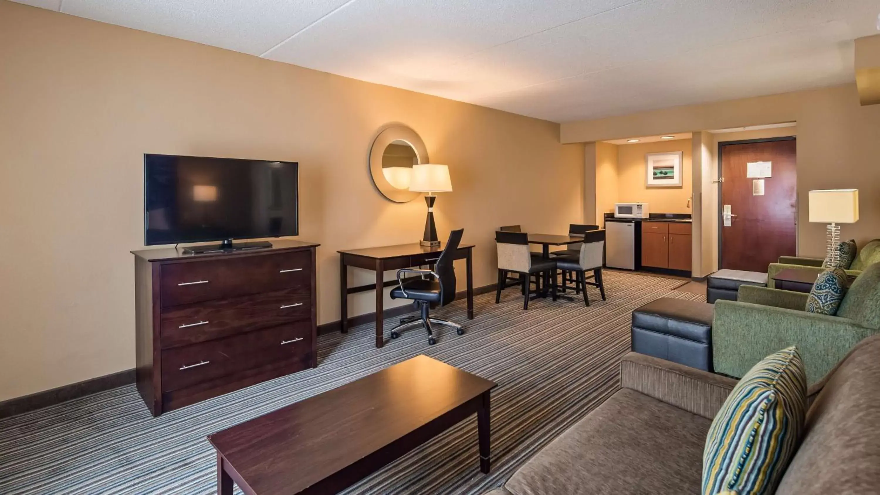 Photo of the whole room, Seating Area in Best Western Plus Harrisburg East Inn & Suites
