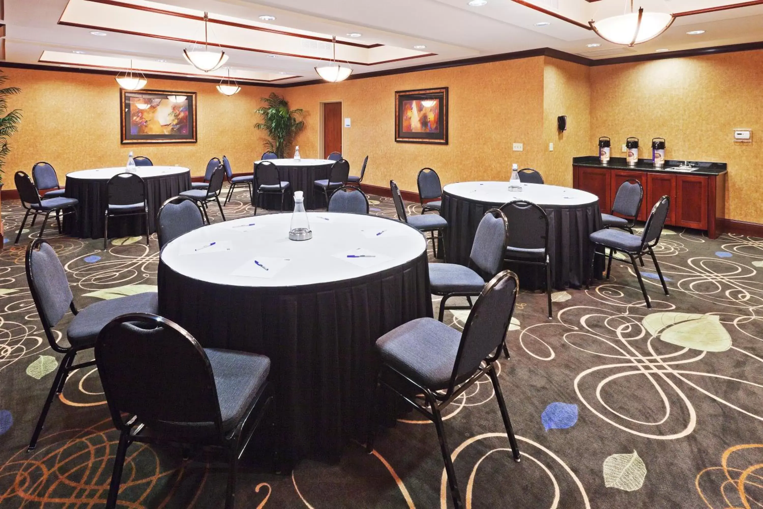 Meeting/conference room, Restaurant/Places to Eat in Holiday Inn Express & Suites Poteau, an IHG Hotel