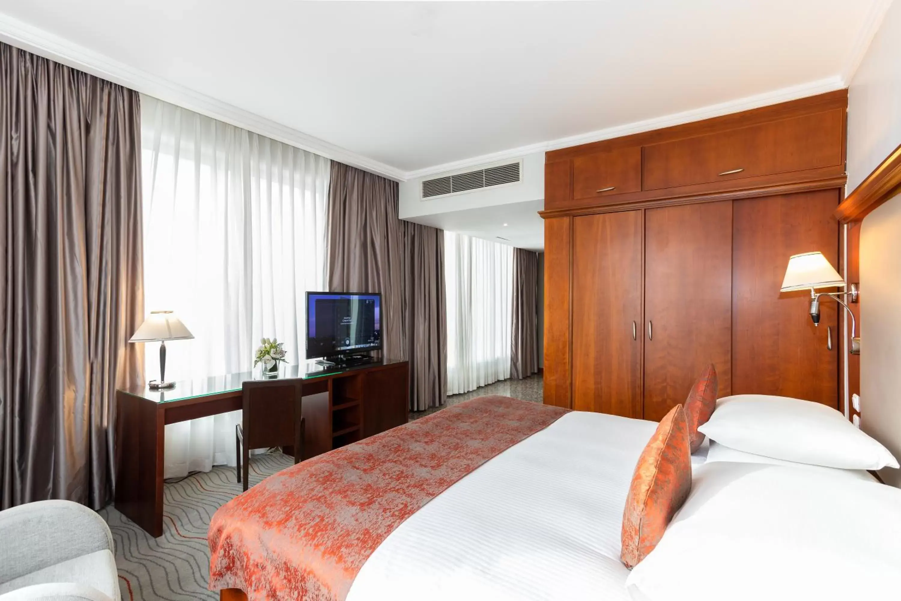 Bedroom, Bed in Kempinski Hotel Amman