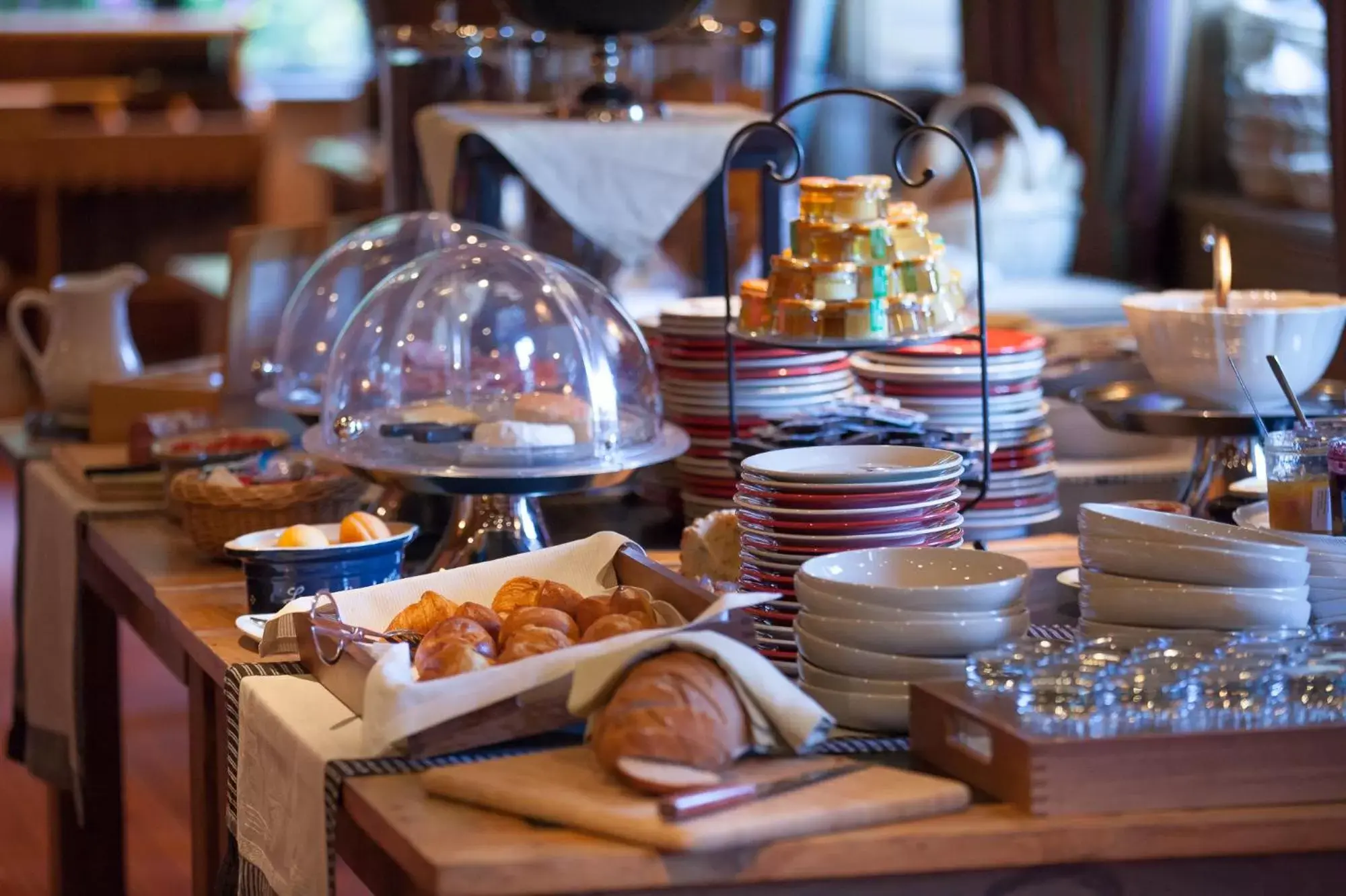 Continental breakfast in Hôtel Restaurant Spa Les Jardins De Sophie