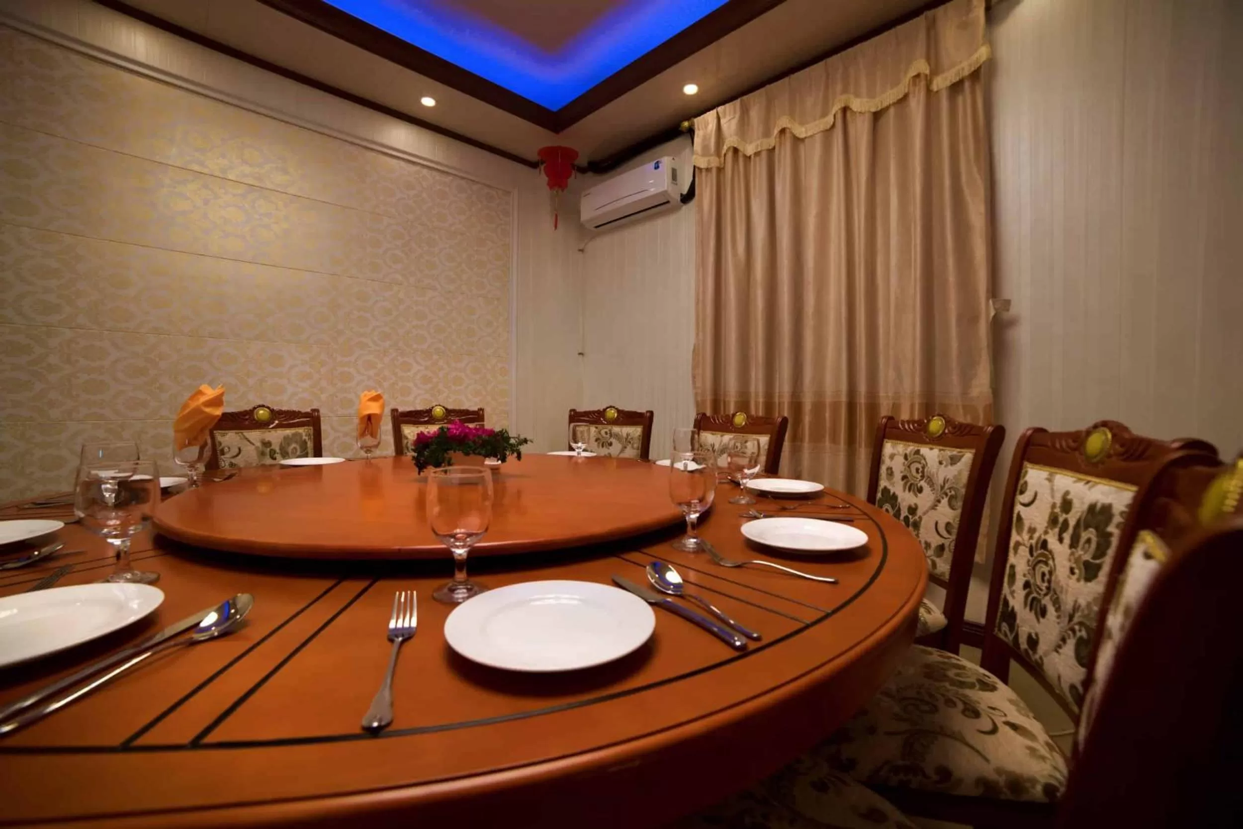 Dining area in Riverside Hotel