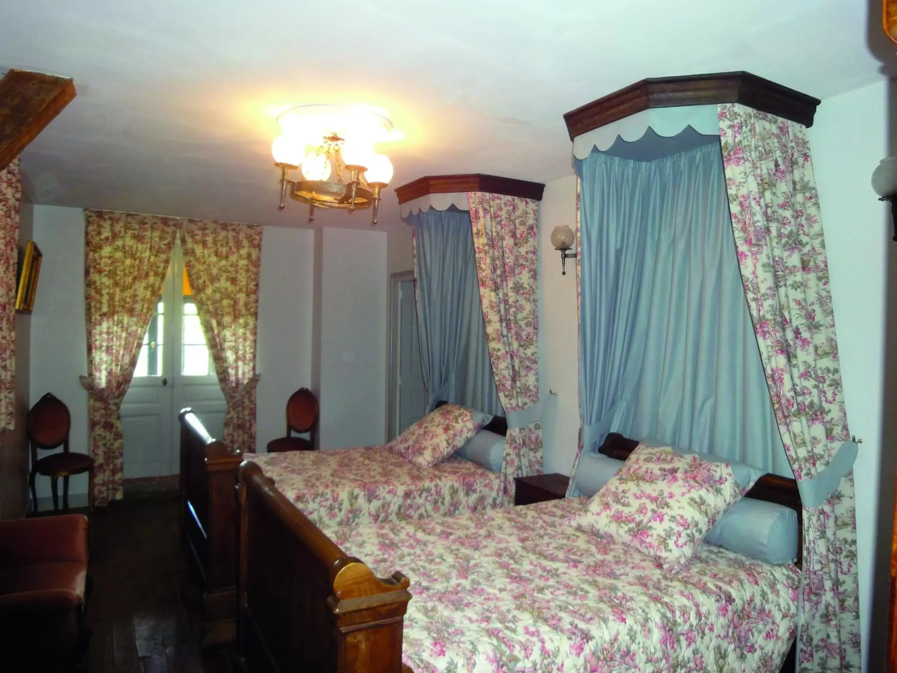 Photo of the whole room, Bed in Château De Saint-Maixant