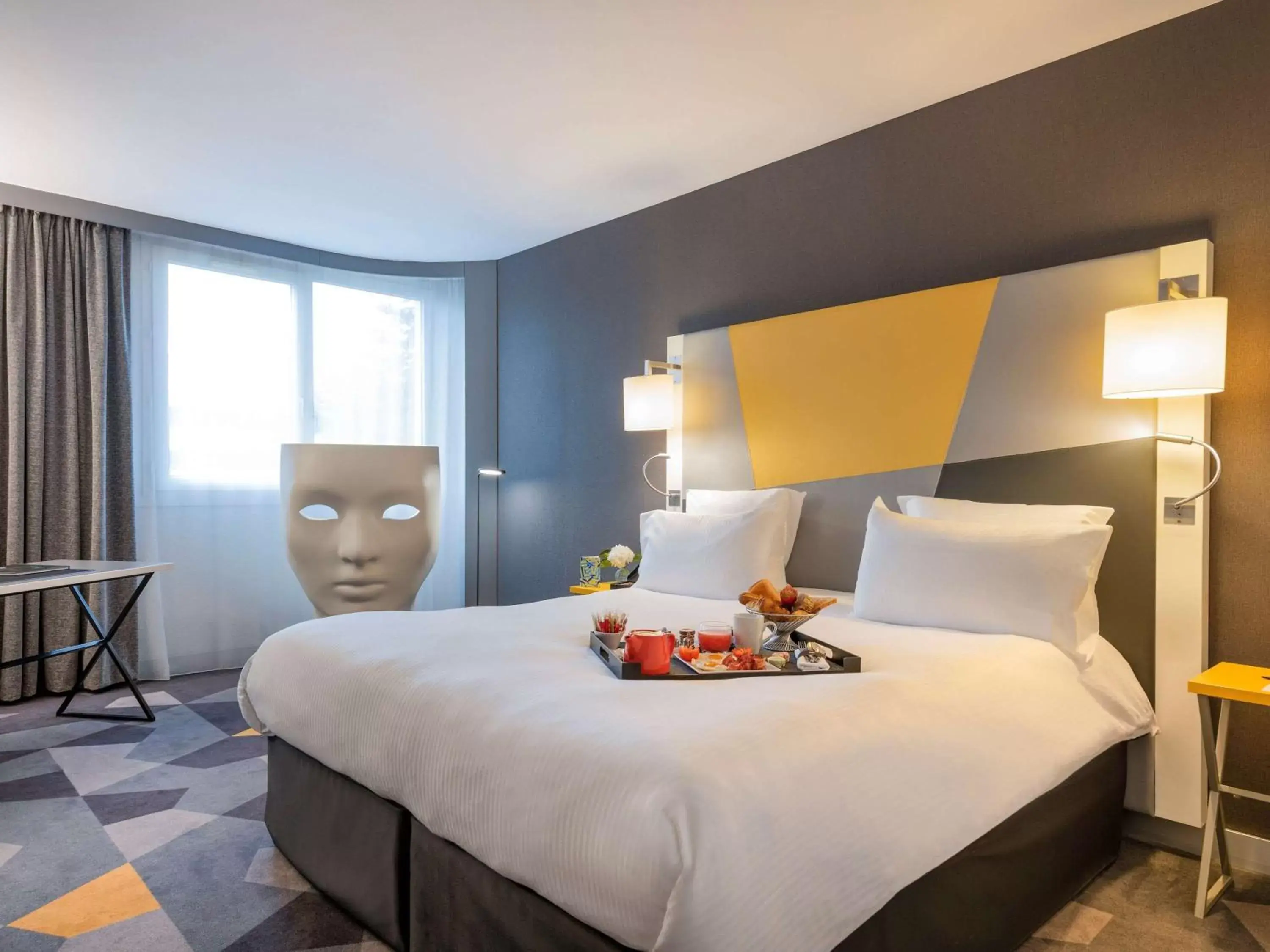 Photo of the whole room, Bed in Pullman Toulouse Airport