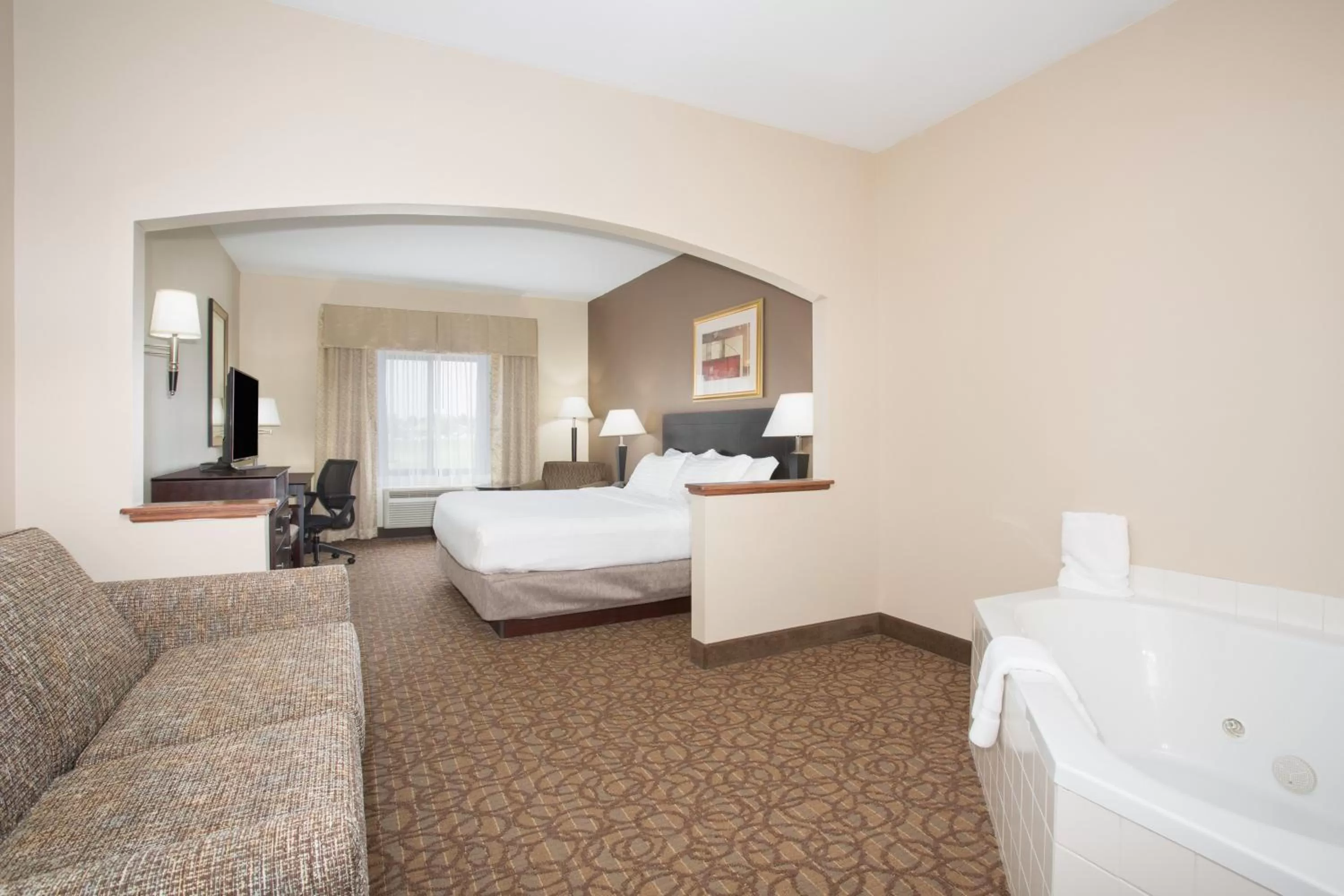 Photo of the whole room, Bed in Holiday Inn Express Hotel & Suites Concordia US 81 by IHG