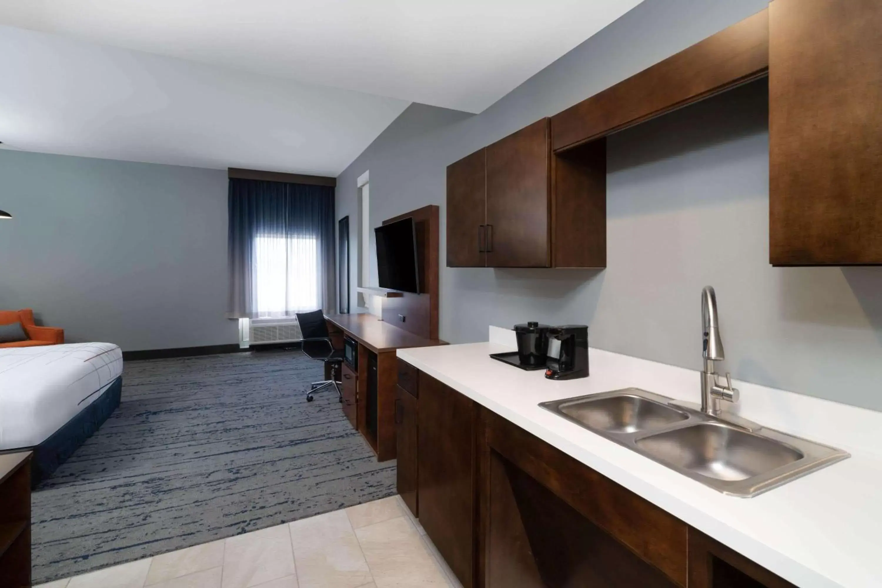 Photo of the whole room, Bed in La Quinta Inn & Suites by Wyndham Louisville NE - Old Henry Rd Photo of the whole room, Bed in La Quinta Inn & Suites by Wyndham Louisville NE - Old Henry Rd