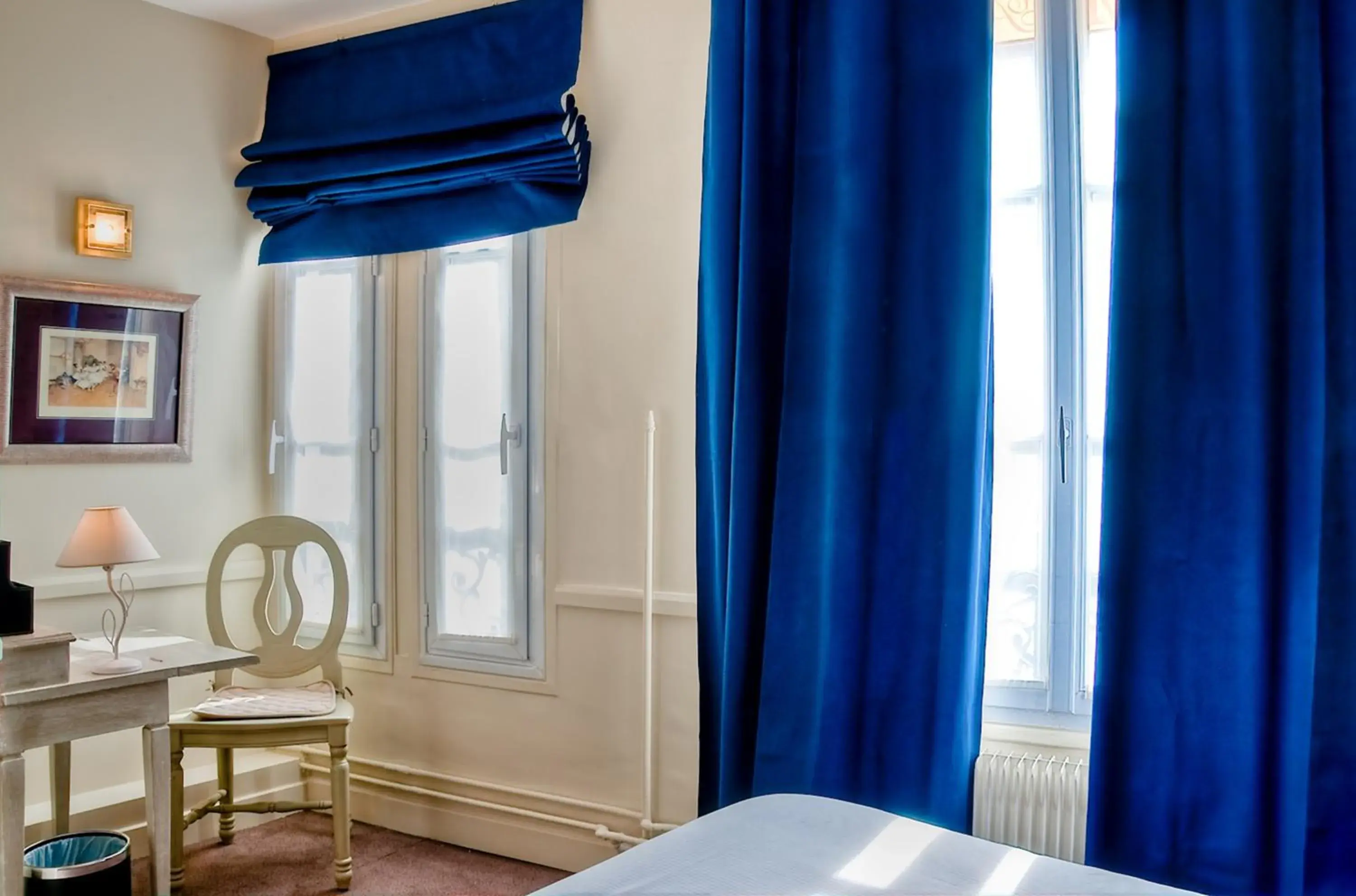 Bedroom, TV/Entertainment Center in Hotel De La Motte Picquet