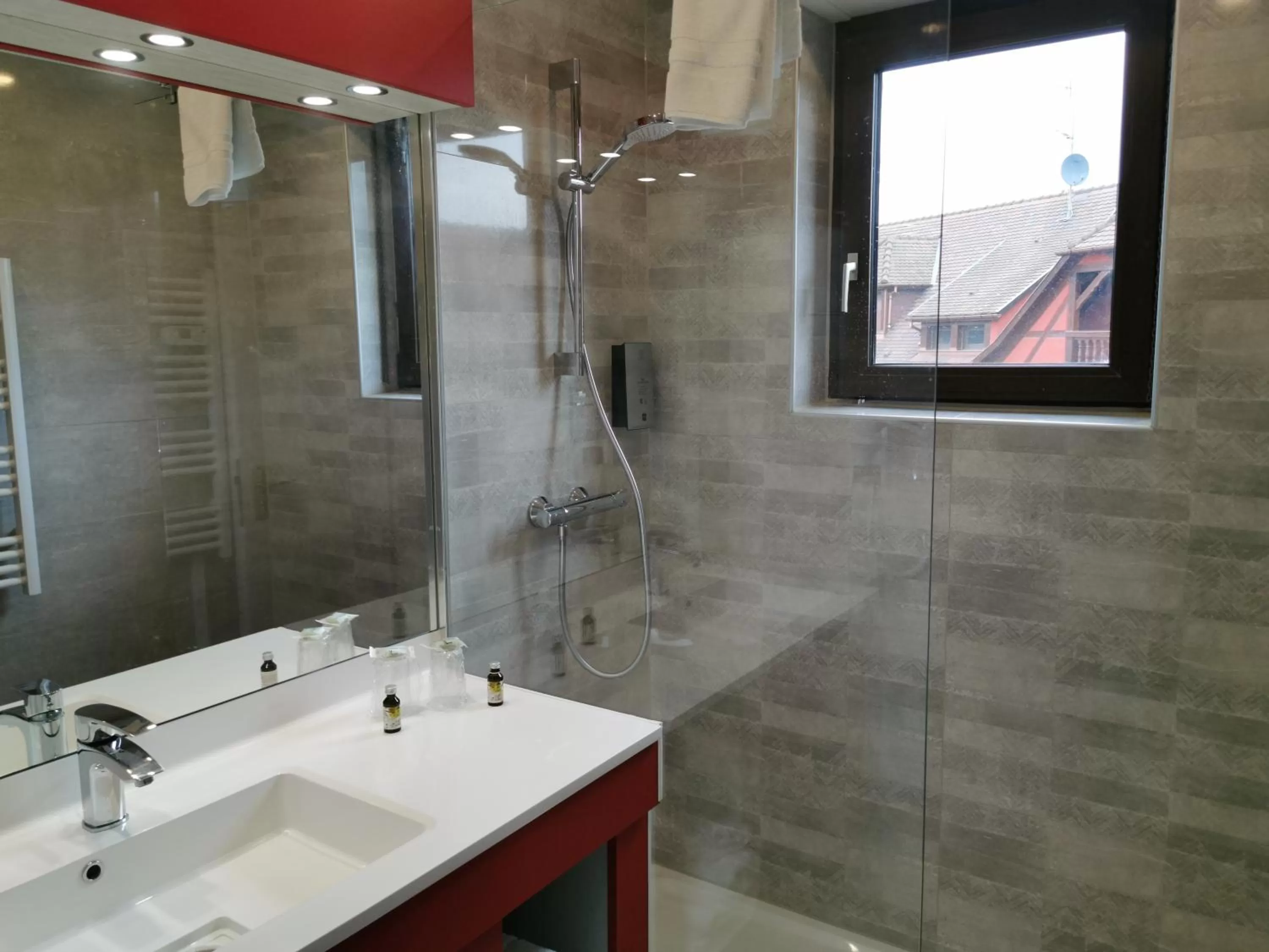 Bathroom in Hotel Restaurant Au Parc des Cigognes