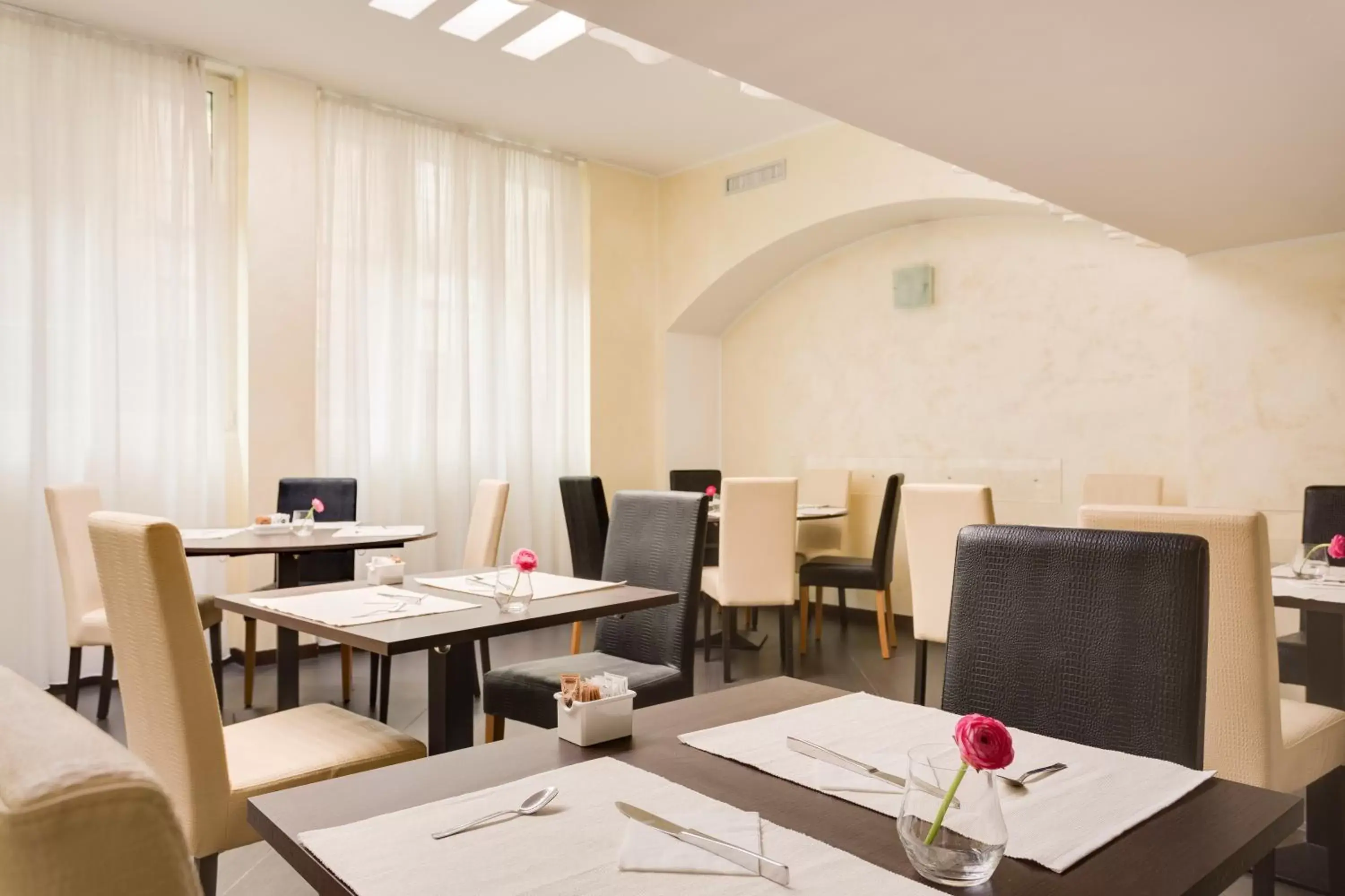 Restaurant/Places to Eat in Kleos Hotel Milano