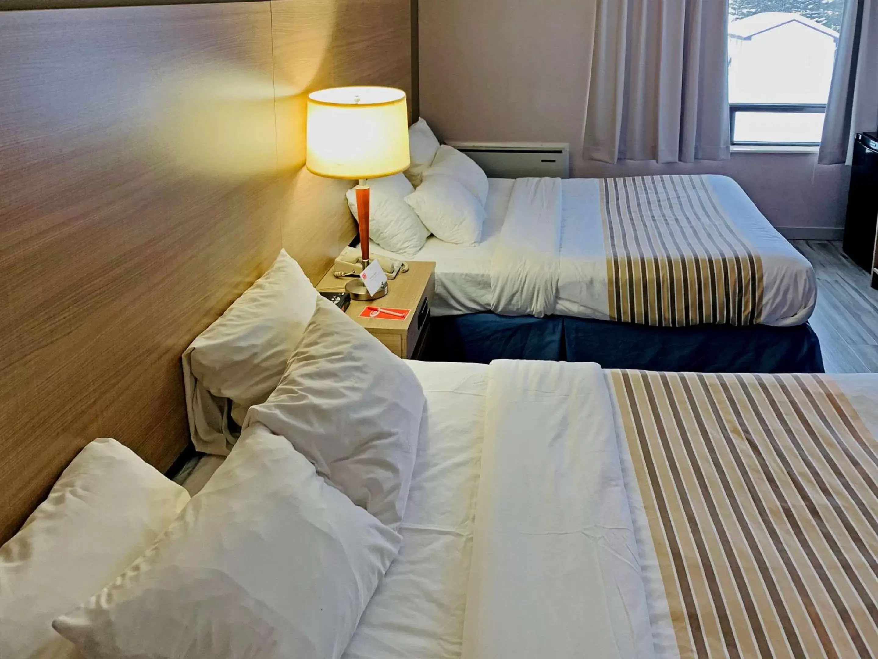 Photo of the whole room, Bed in Econo Lodge Airport Quebec