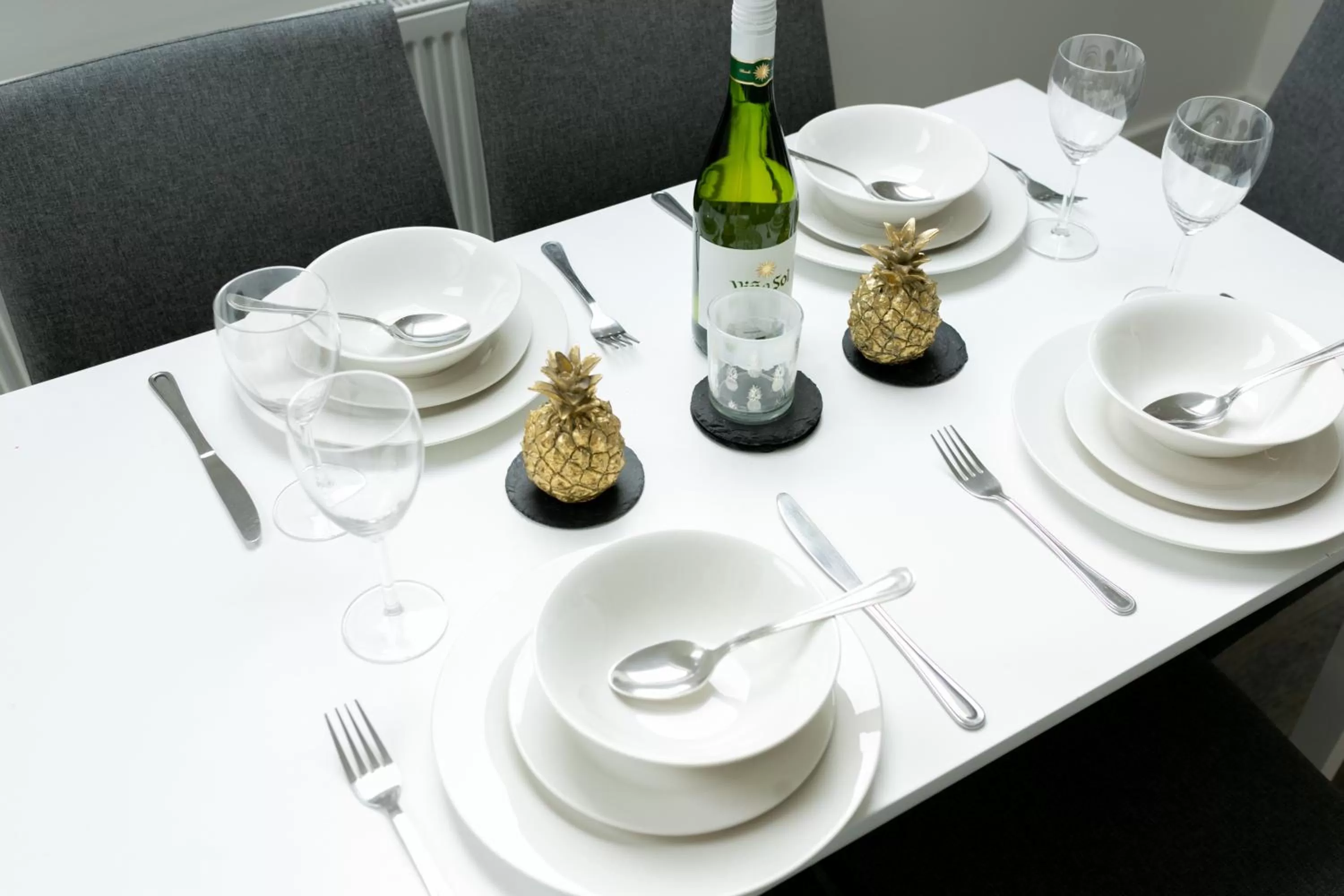 Dining area in Reading Kings Road Lodge by Creatick Apartments