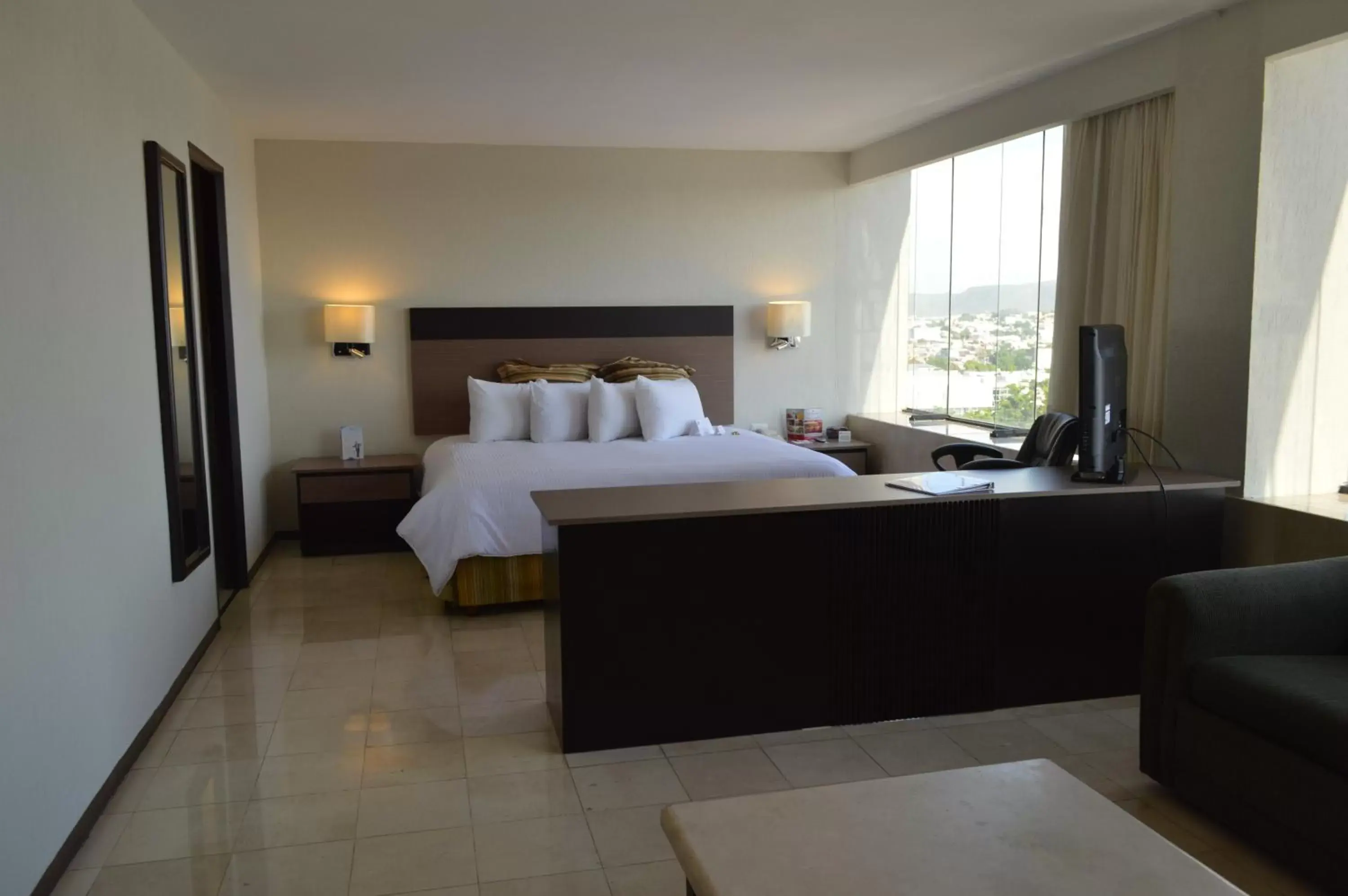 Photo of the whole room, Bed in Ramada Hola Culiacan