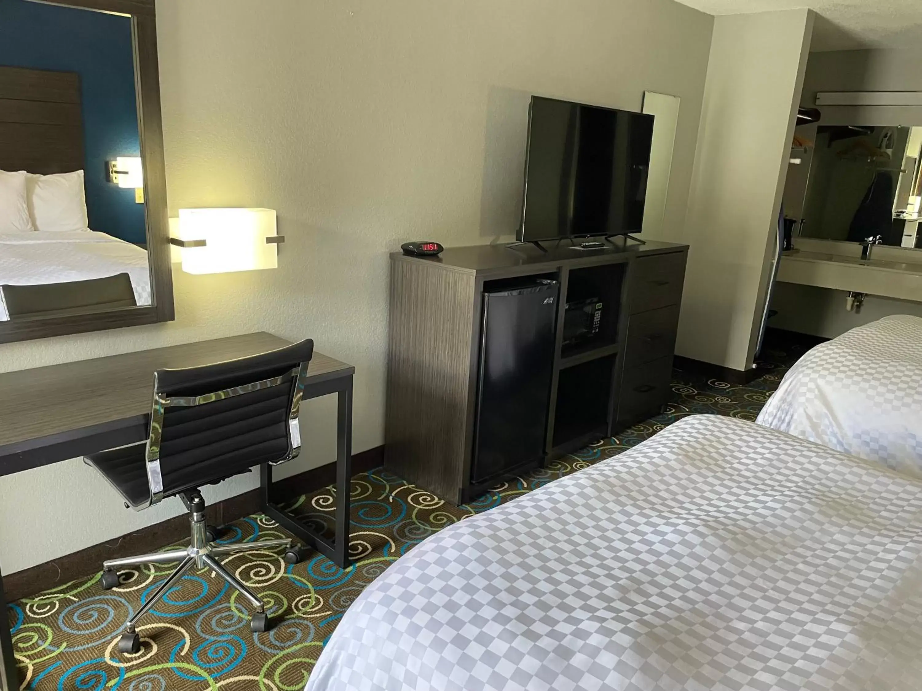 TV/Entertainment Center in Clairmont Inn & Suites - Warren