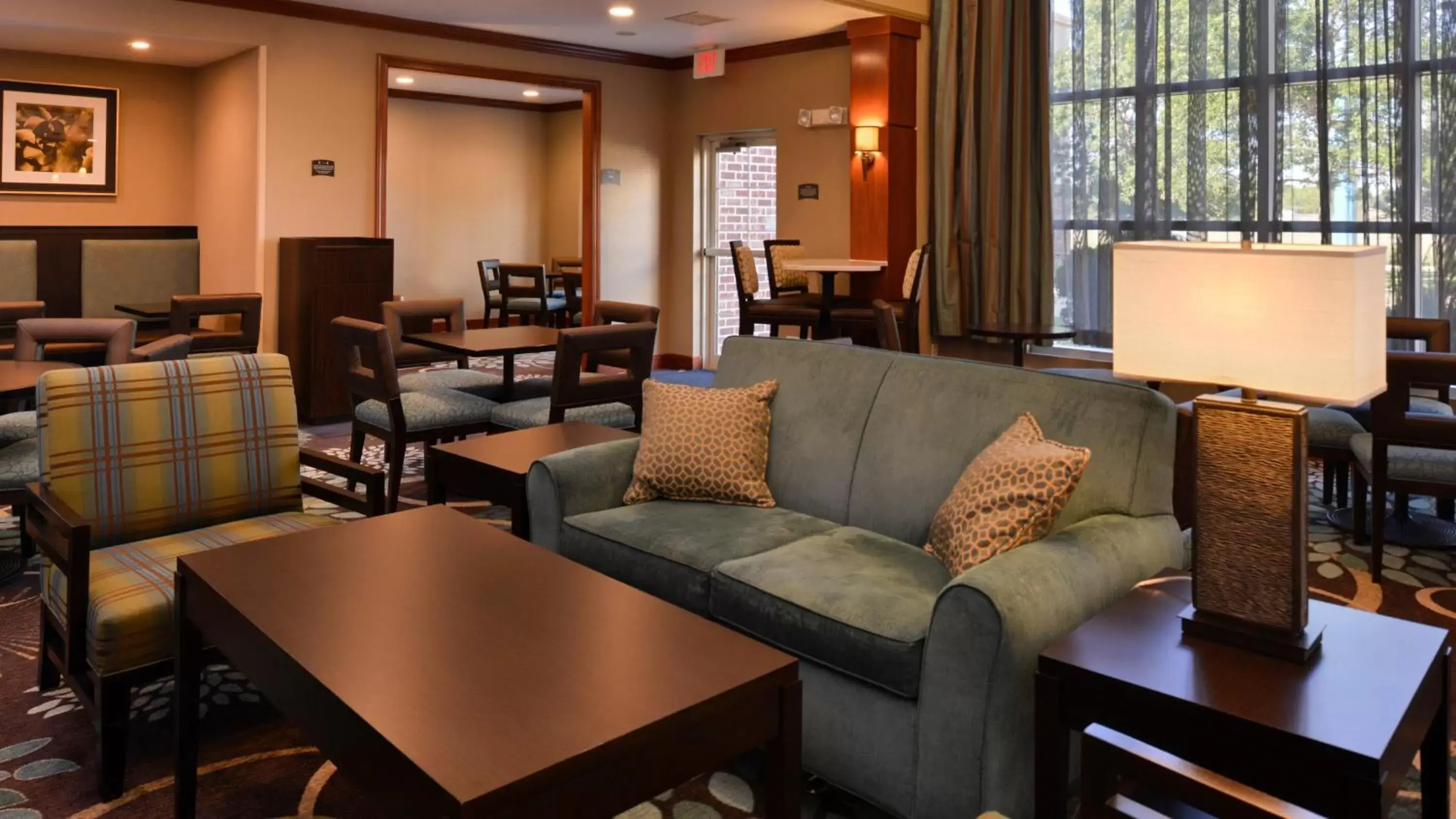 Breakfast, Seating Area in Staybridge Suites Sioux Falls at Empire Mall, an IHG Hotel