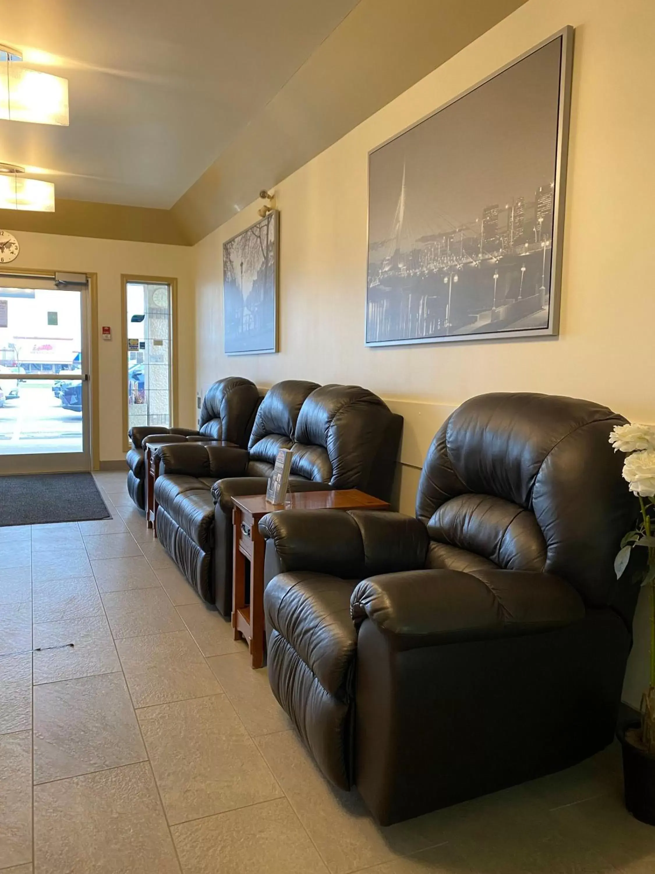 Lobby or reception, Seating Area in Sleep Suite Motel