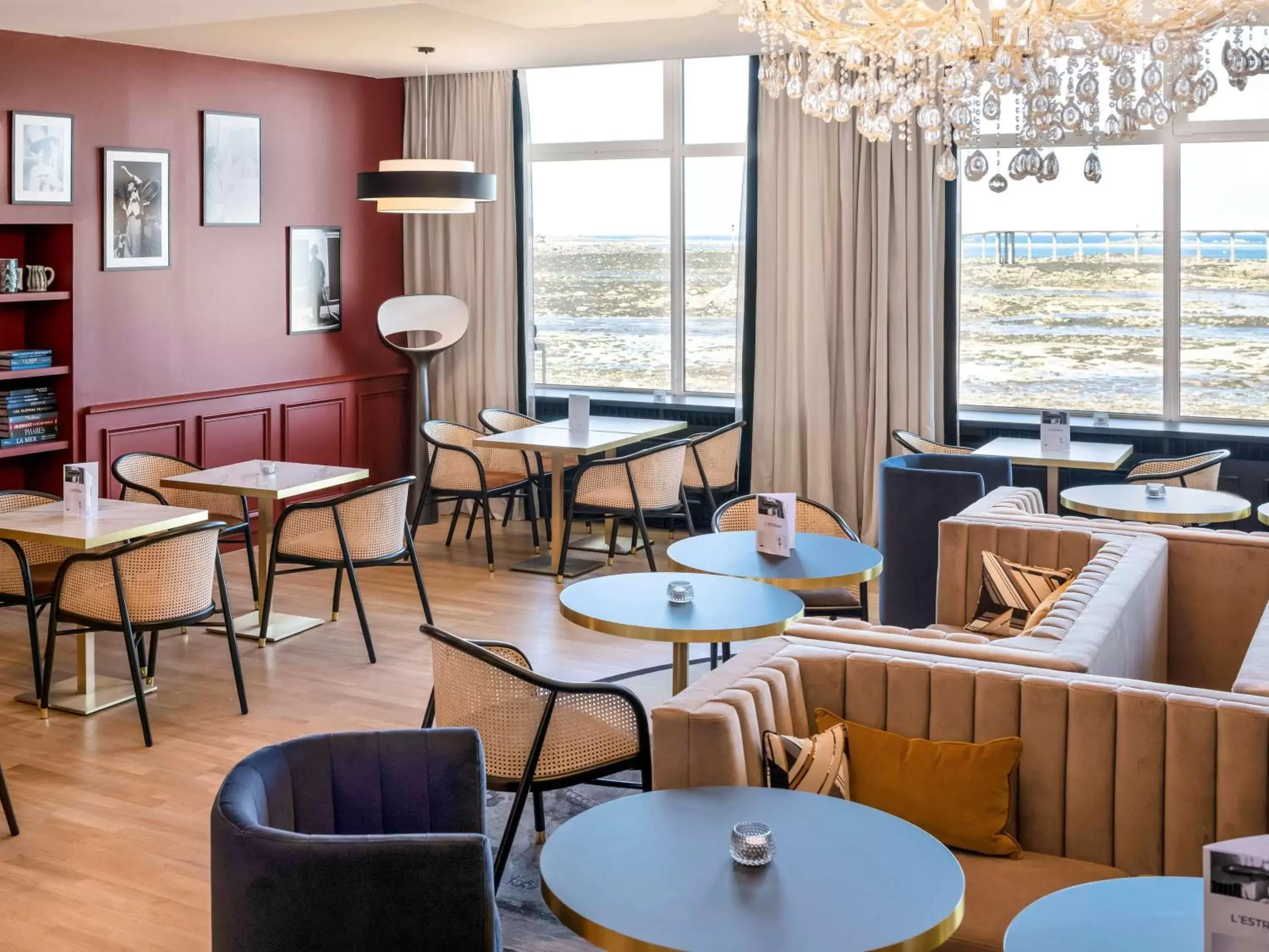 Property building, Restaurant/Places to Eat in Hotel Mercure Roscoff Bord De Mer