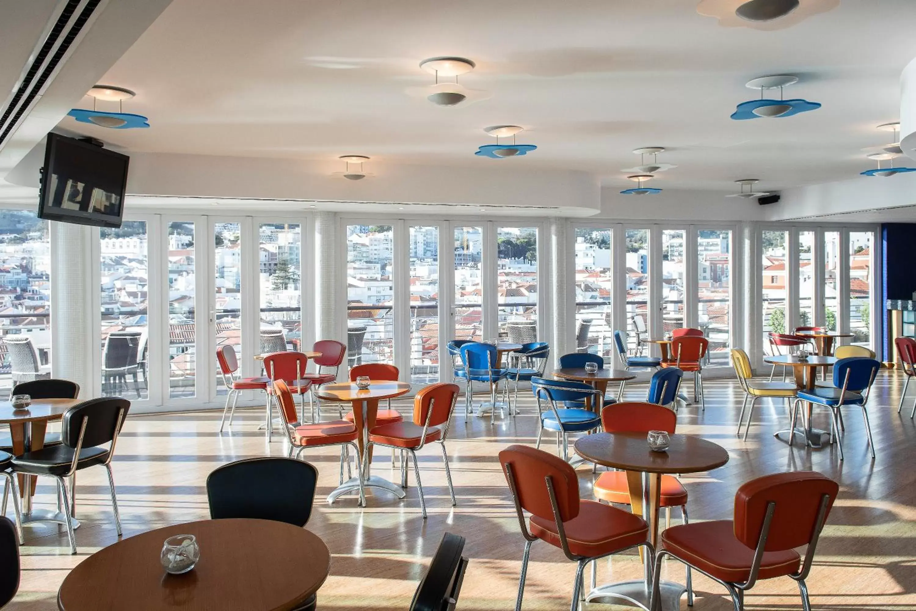 Lounge or bar in SANA Sesimbra Hotel Lounge or bar in SANA Sesimbra Hotel