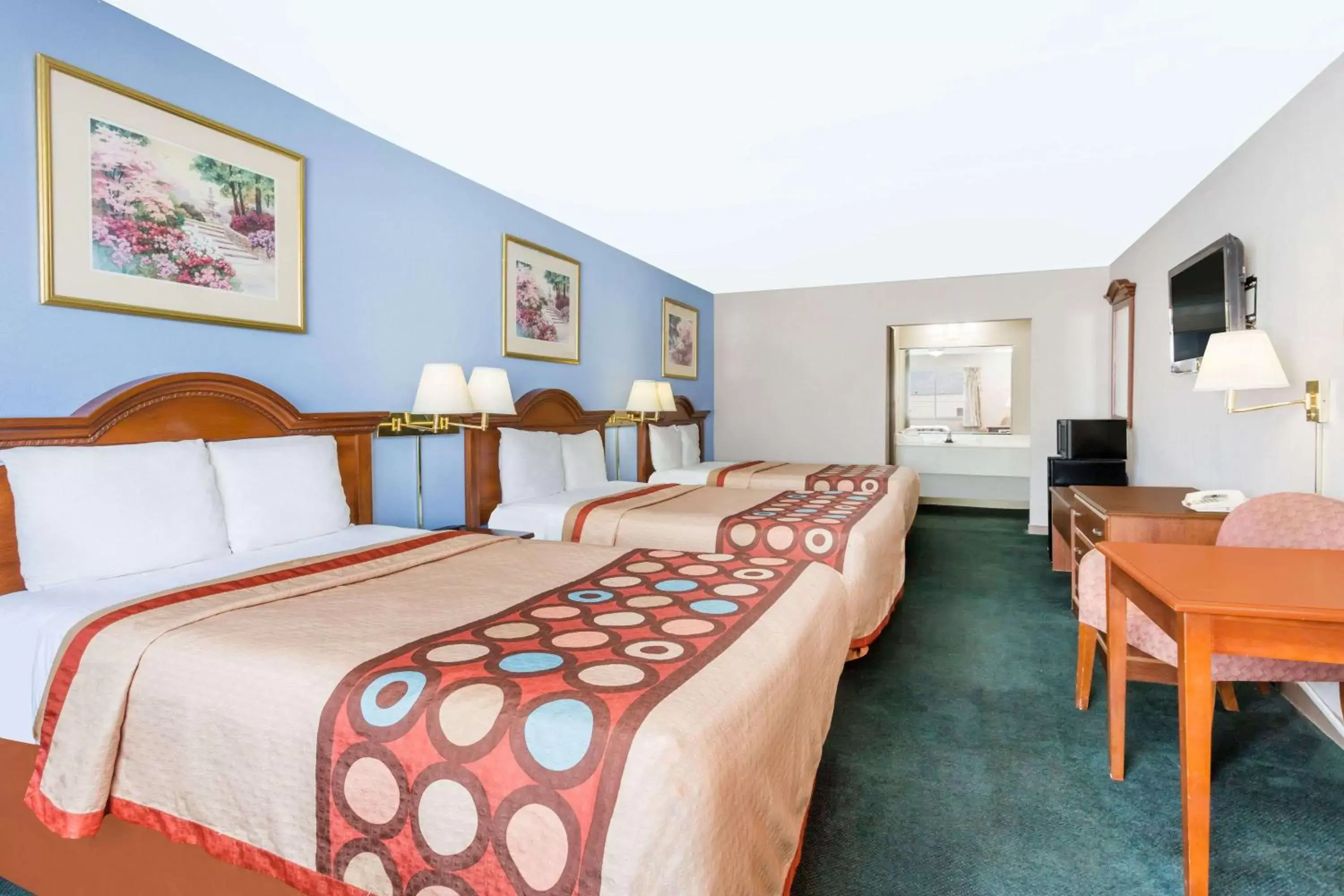Photo of the whole room, Bed in Super 8 by Wyndham Greensboro