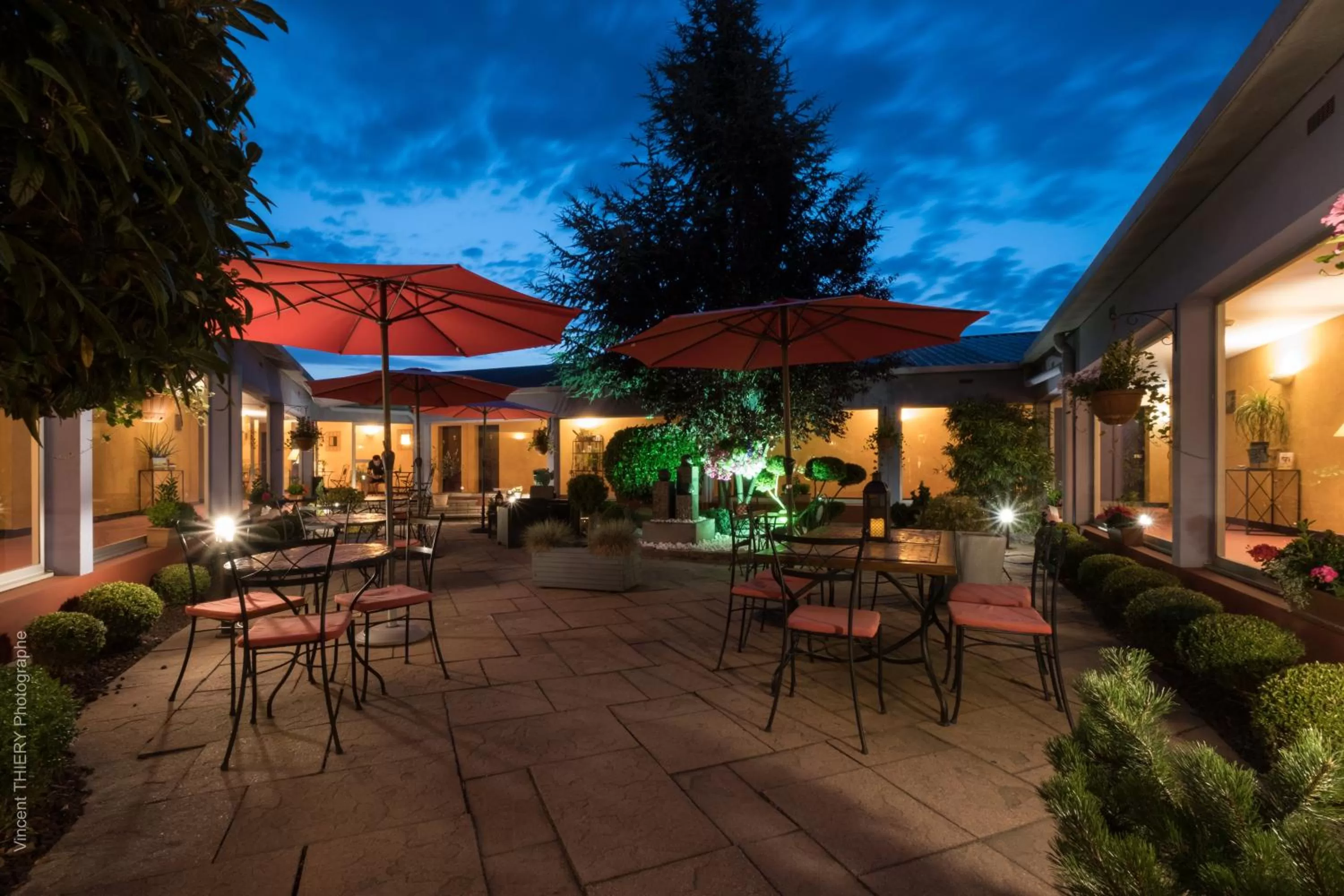 Patio in Logis Hôtel Atrium Epinal Golbey