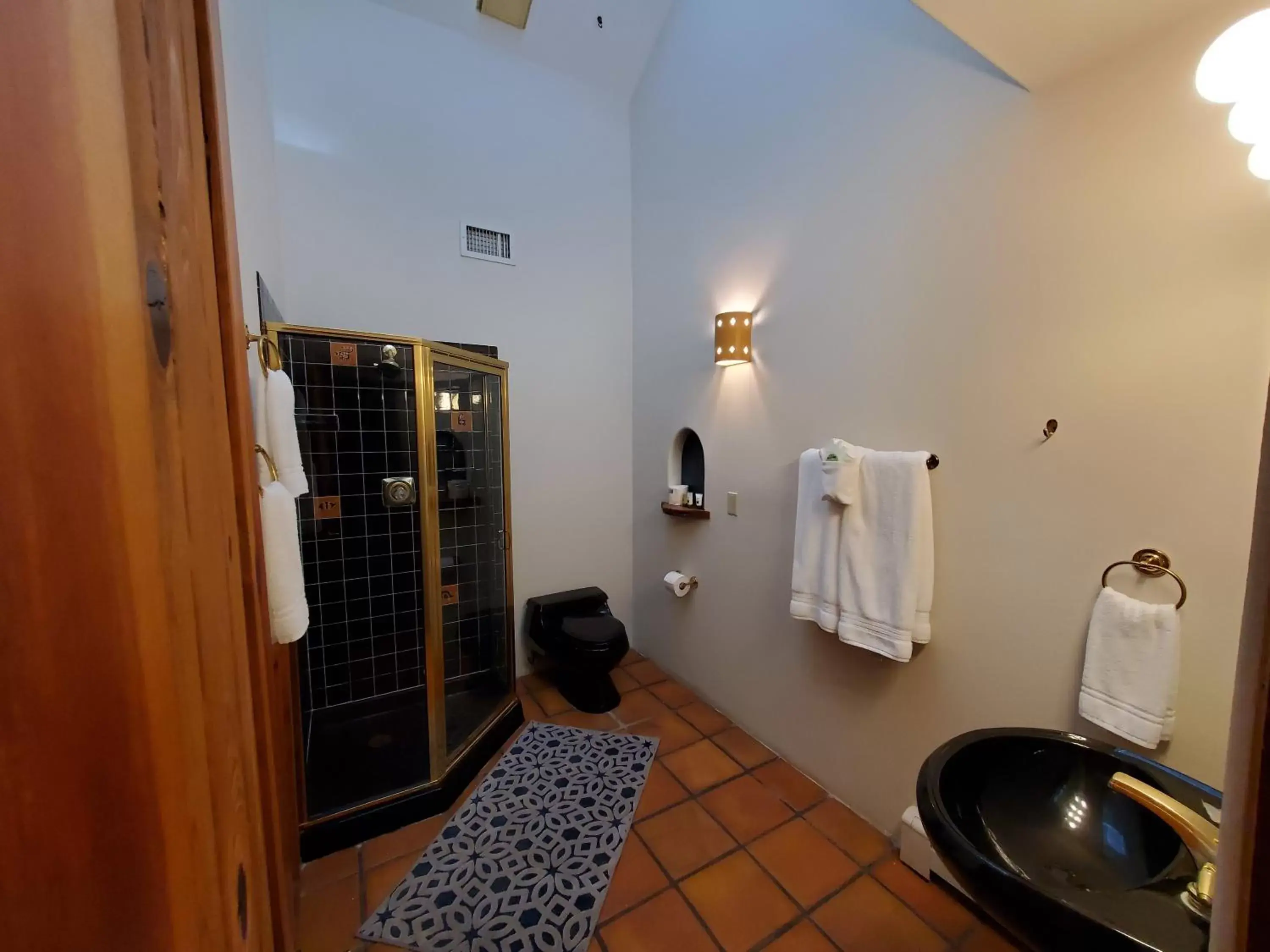Bathroom in Casas de Suenos Old Town Historic Inn, Ascend Hotel Collection