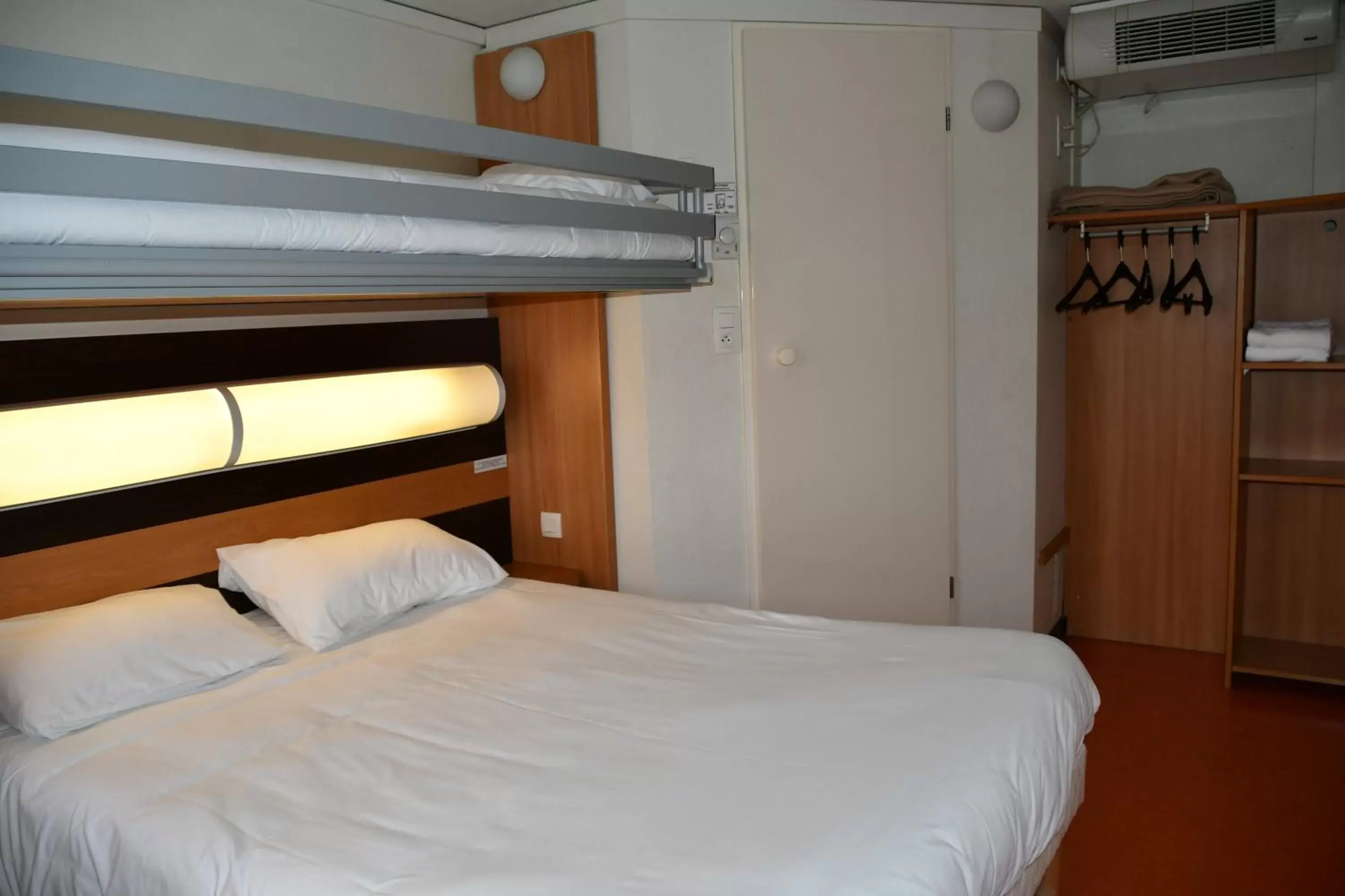 Photo of the whole room, Bunk Bed in Premiere Classe Nevers Varennes Vauzelles