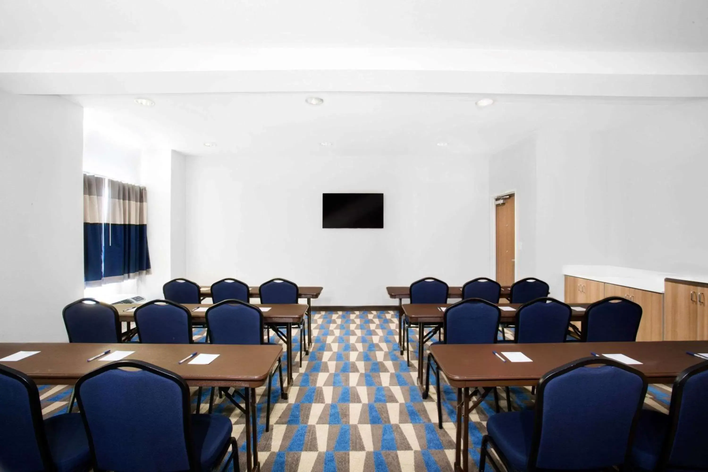 Meeting/conference room in Microtel Inn & Suites by Wyndham Vernal/Naples