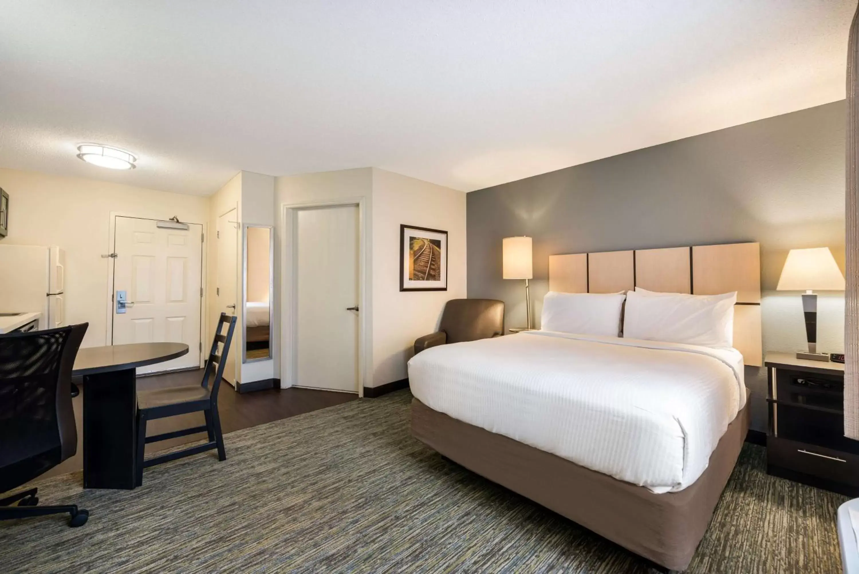 Photo of the whole room, Bed in Sonesta Simply Suites Hampton