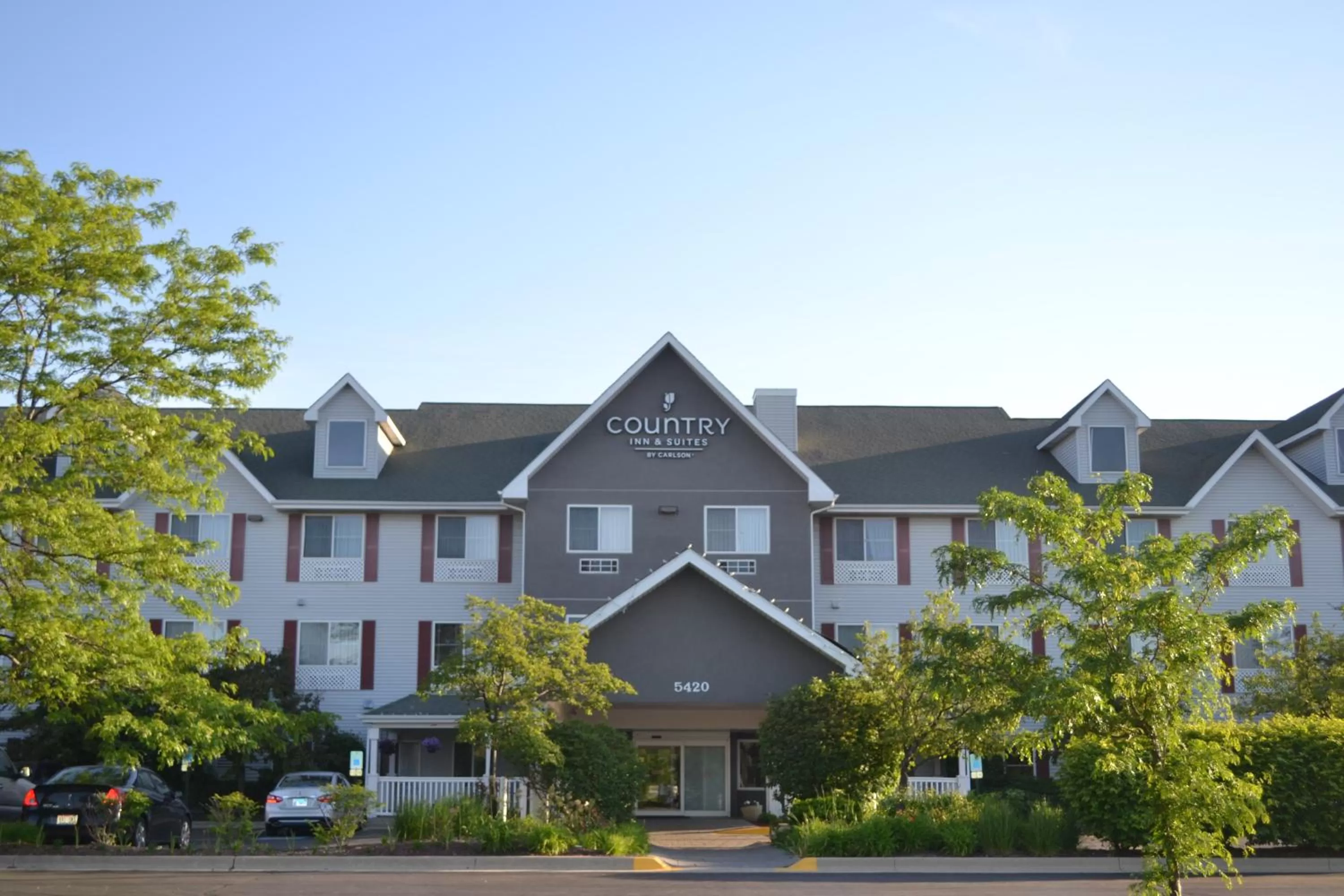 Property building in Country Inn & Suites by Radisson, Gurnee, IL