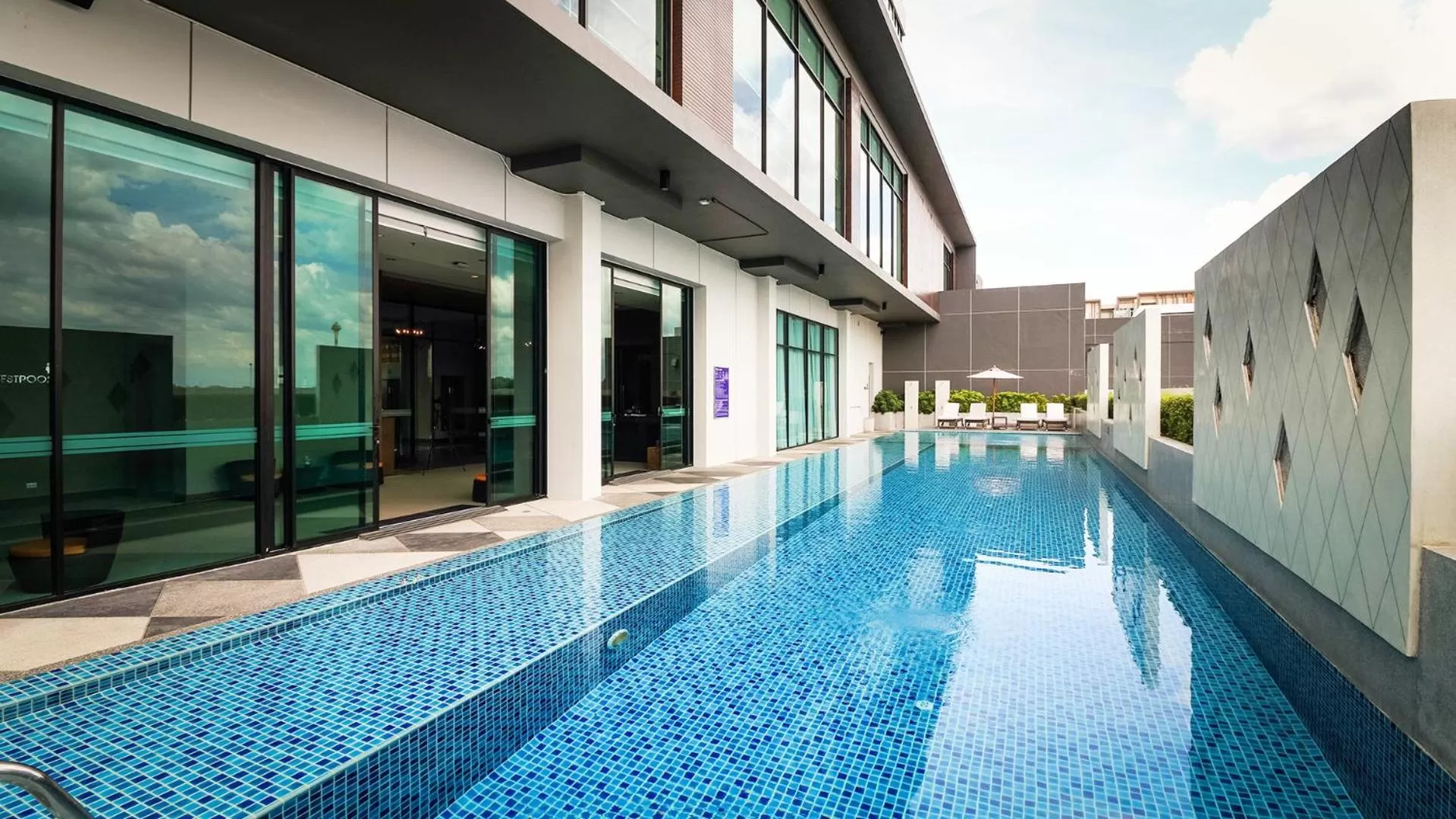 Swimming pool in Grand Fortune Hotel Nakhon Si Thammarat