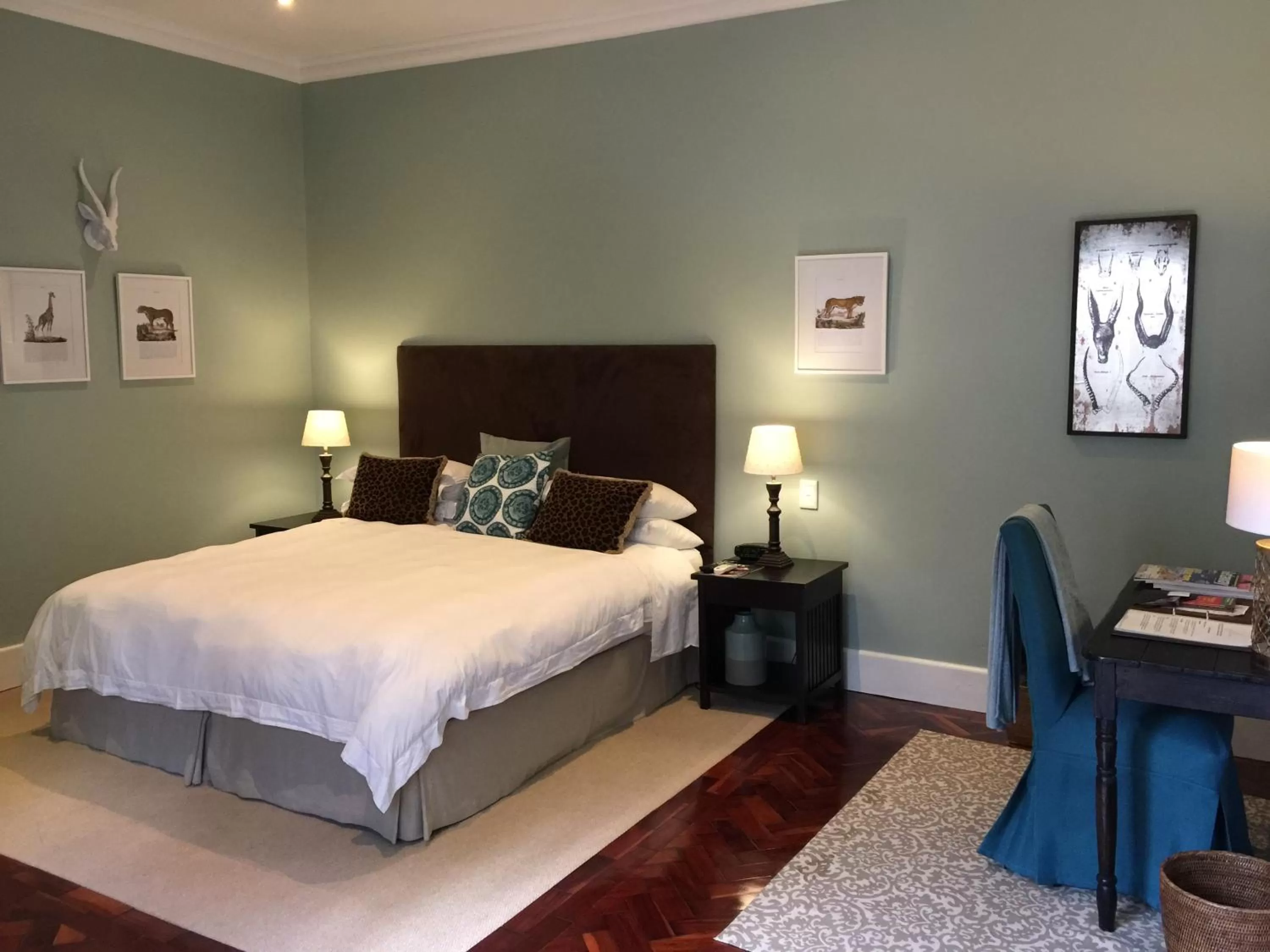 Photo of the whole room, Bed in The Parkwood