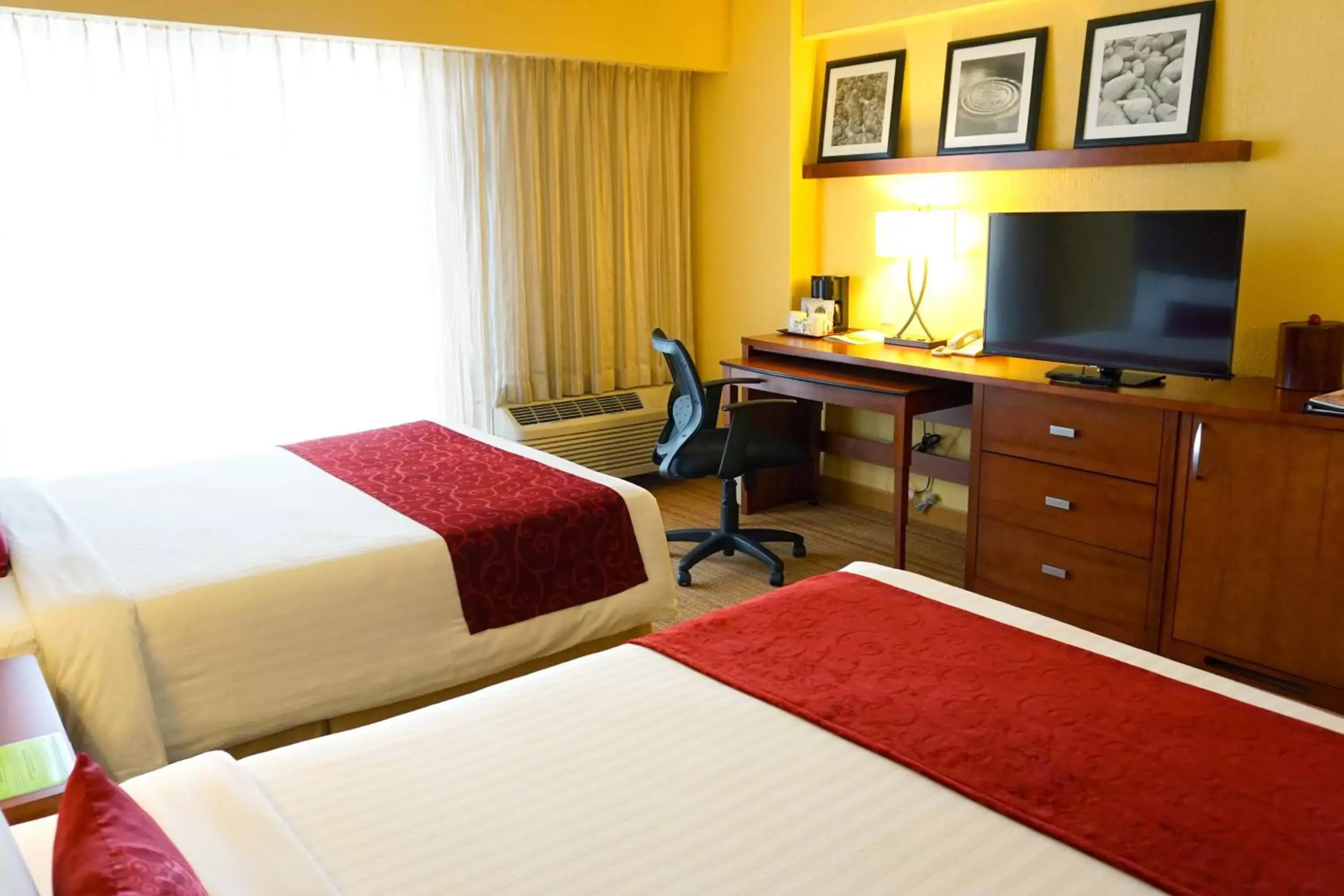 Photo of the whole room, Bed in Courtyard by Marriott Puebla Las Animas