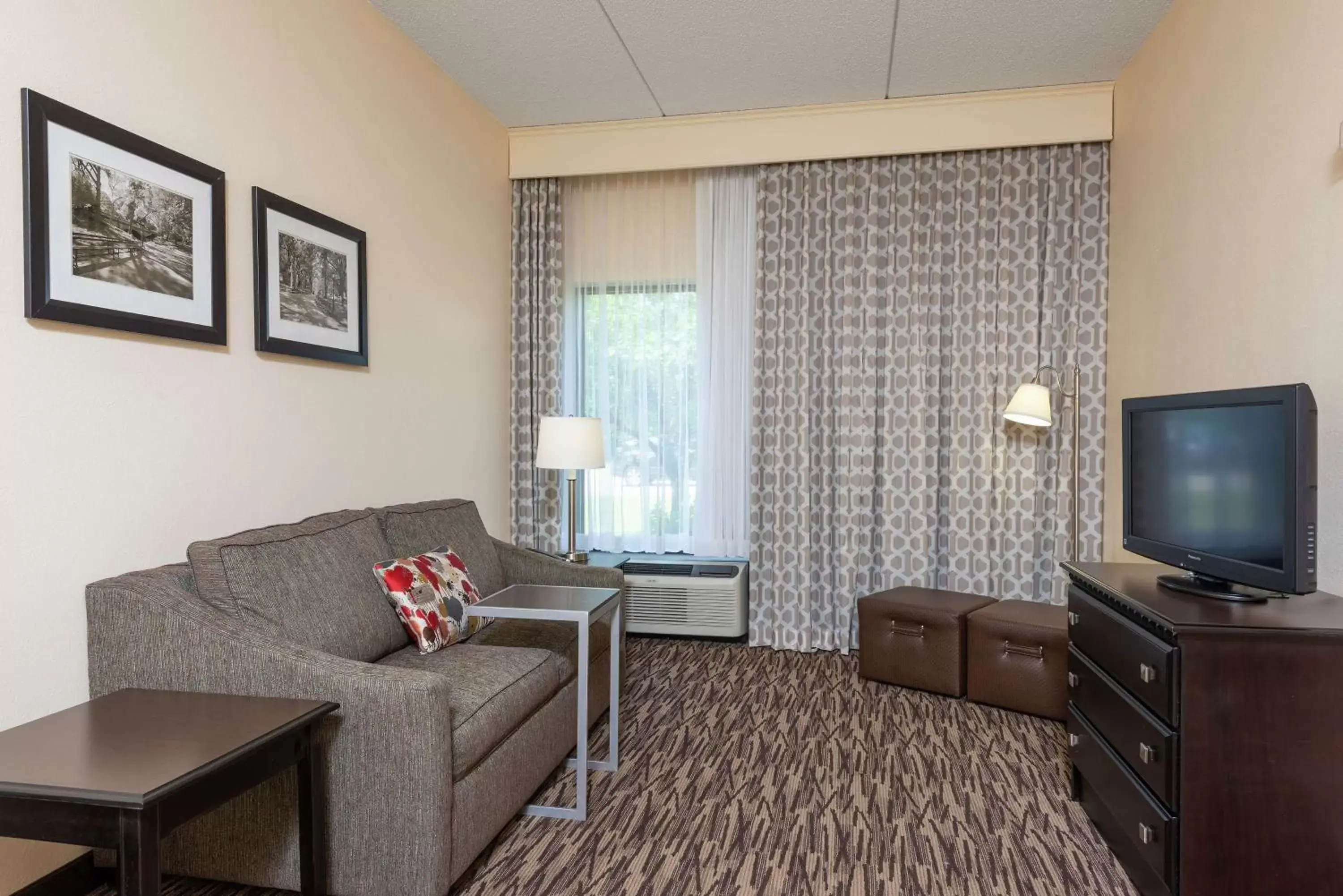 Living room, Seating Area in Hampton Inn & Suites Cleveland-Airport/Middleburg Heights