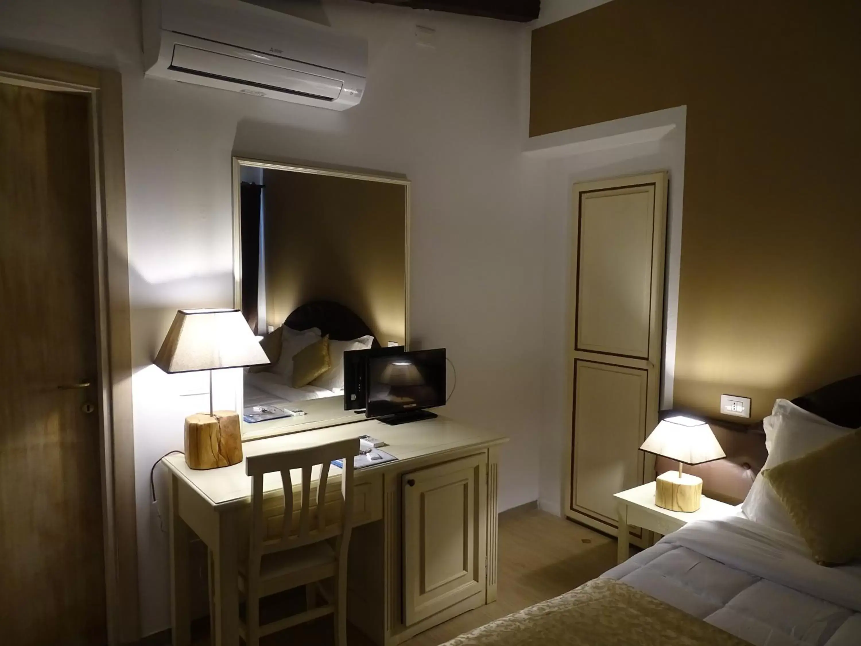 Bedroom, TV/Entertainment Center in Locanda Domus De Vida Turismo Rurale