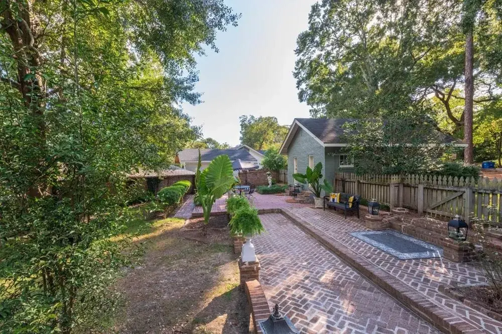 Patio, Swimming Pool in Linden - A Historic Bed and Breakfast