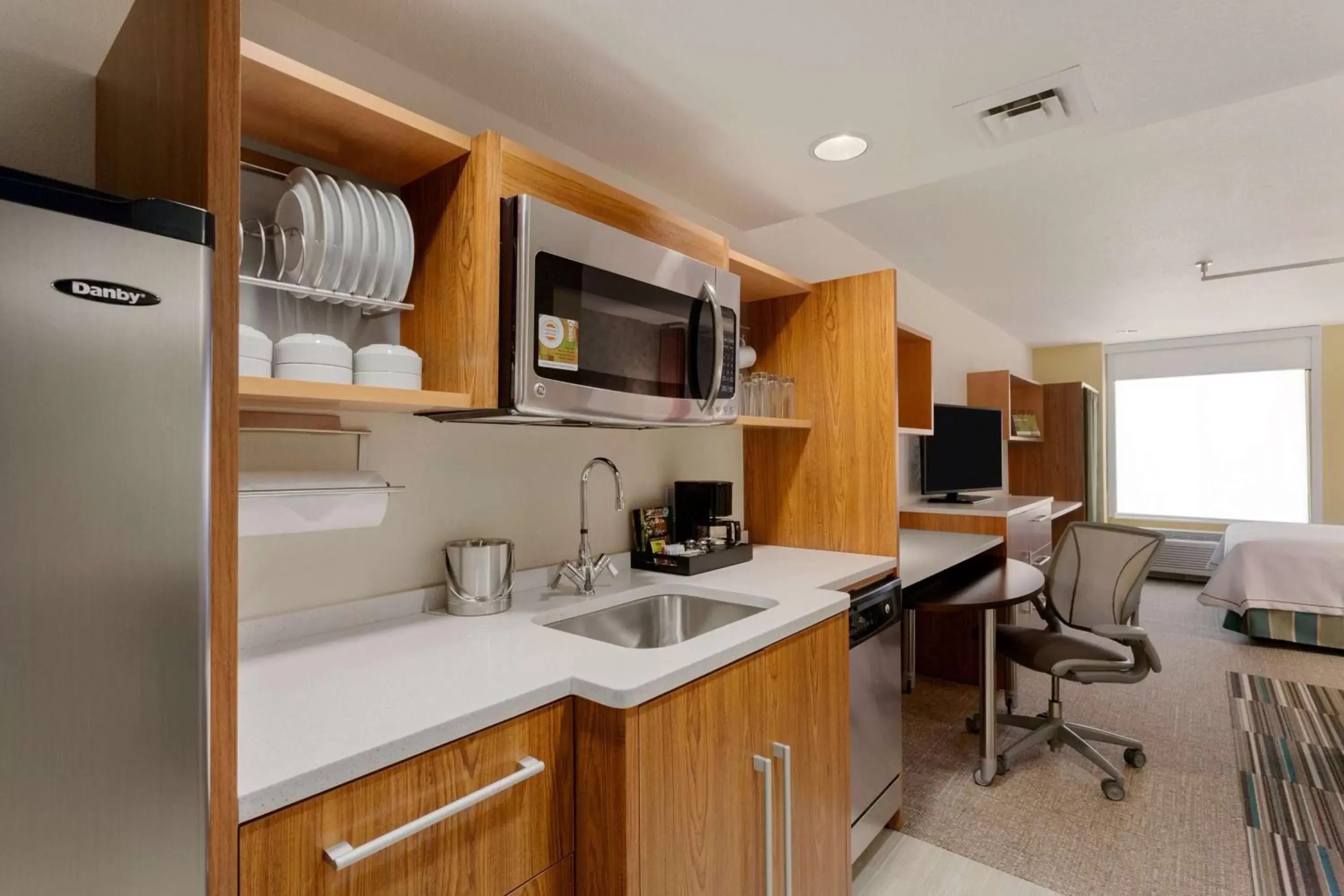 Bed, Kitchen/Kitchenette in Home2 Suites by Hilton Denver West / Federal Center