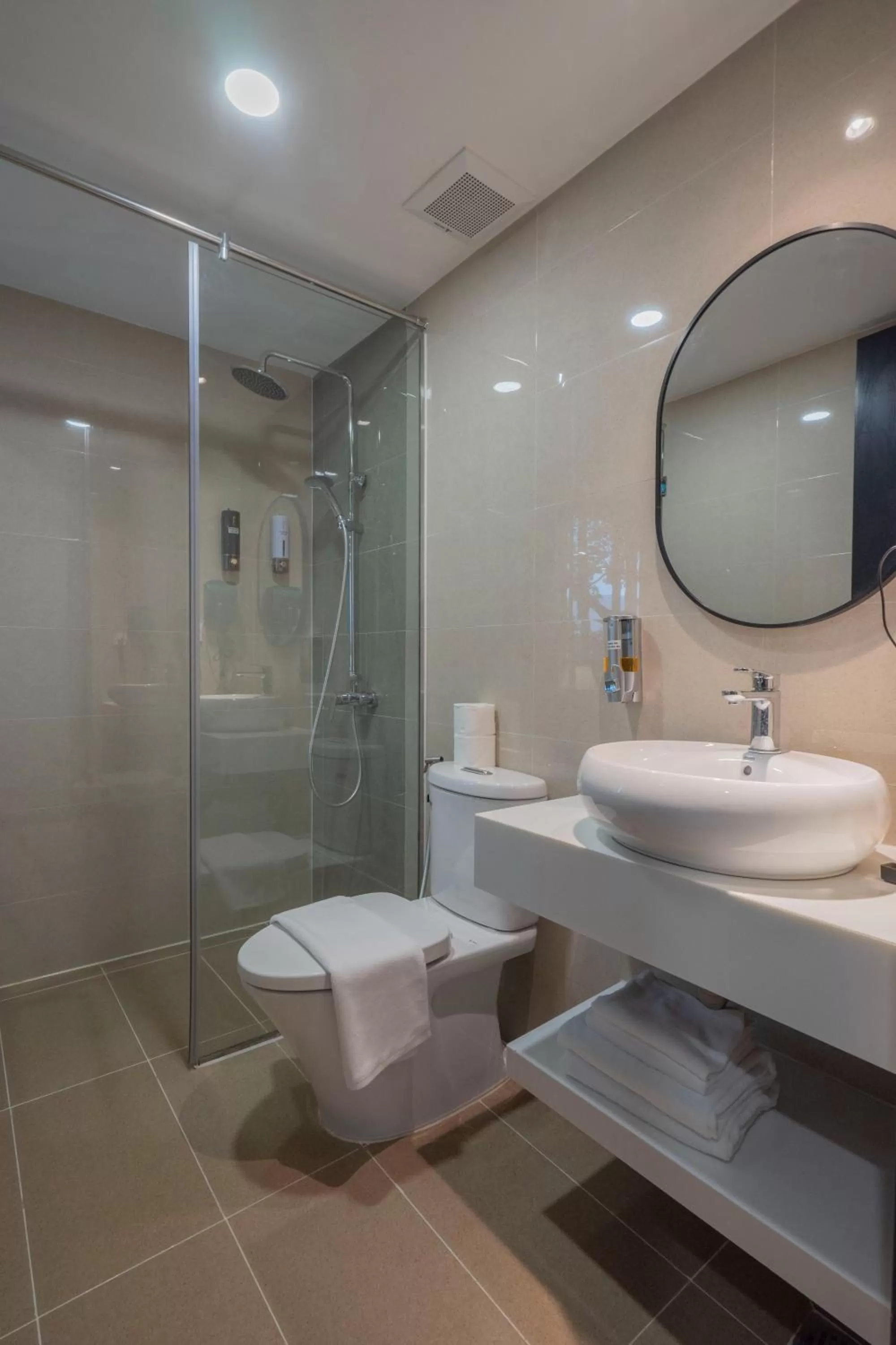 Shower, Bathroom in SAZI HOTEL - BÙI THỊ XUÂN