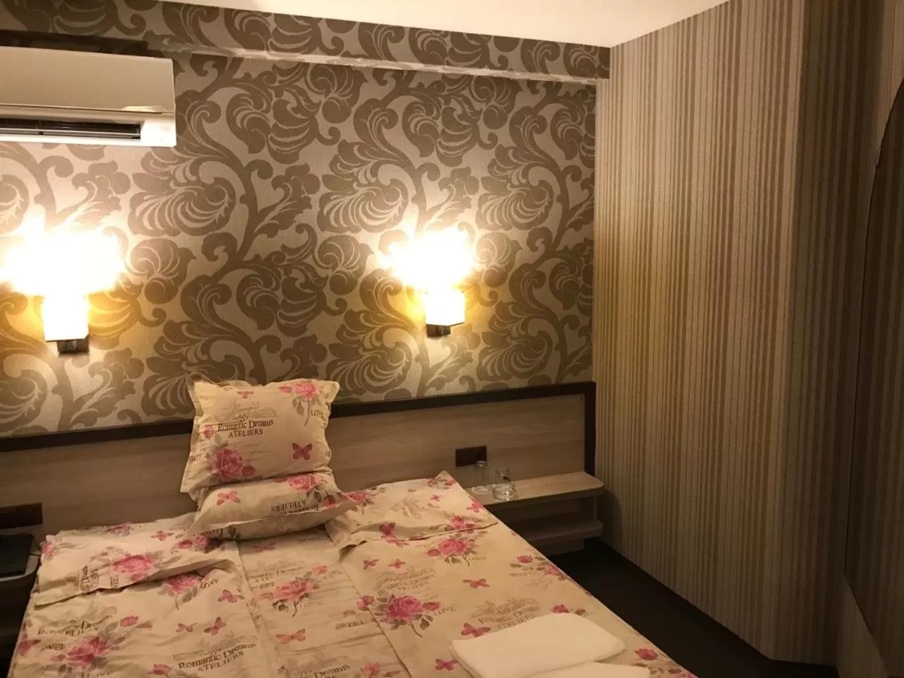 Photo of the whole room, Bed in Casa Blanca