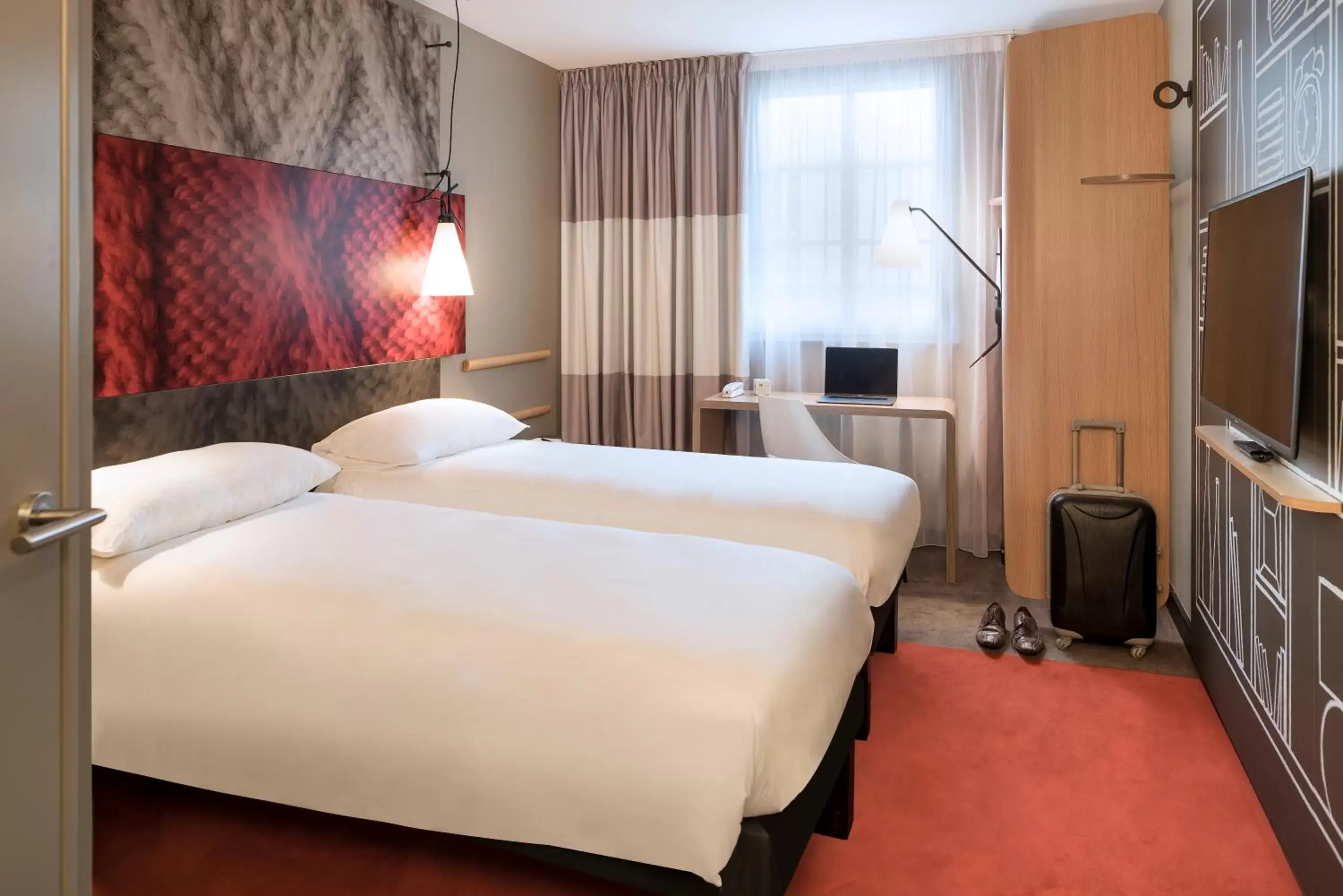 Photo of the whole room, Bed in ibis Paris Rueil Malmaison