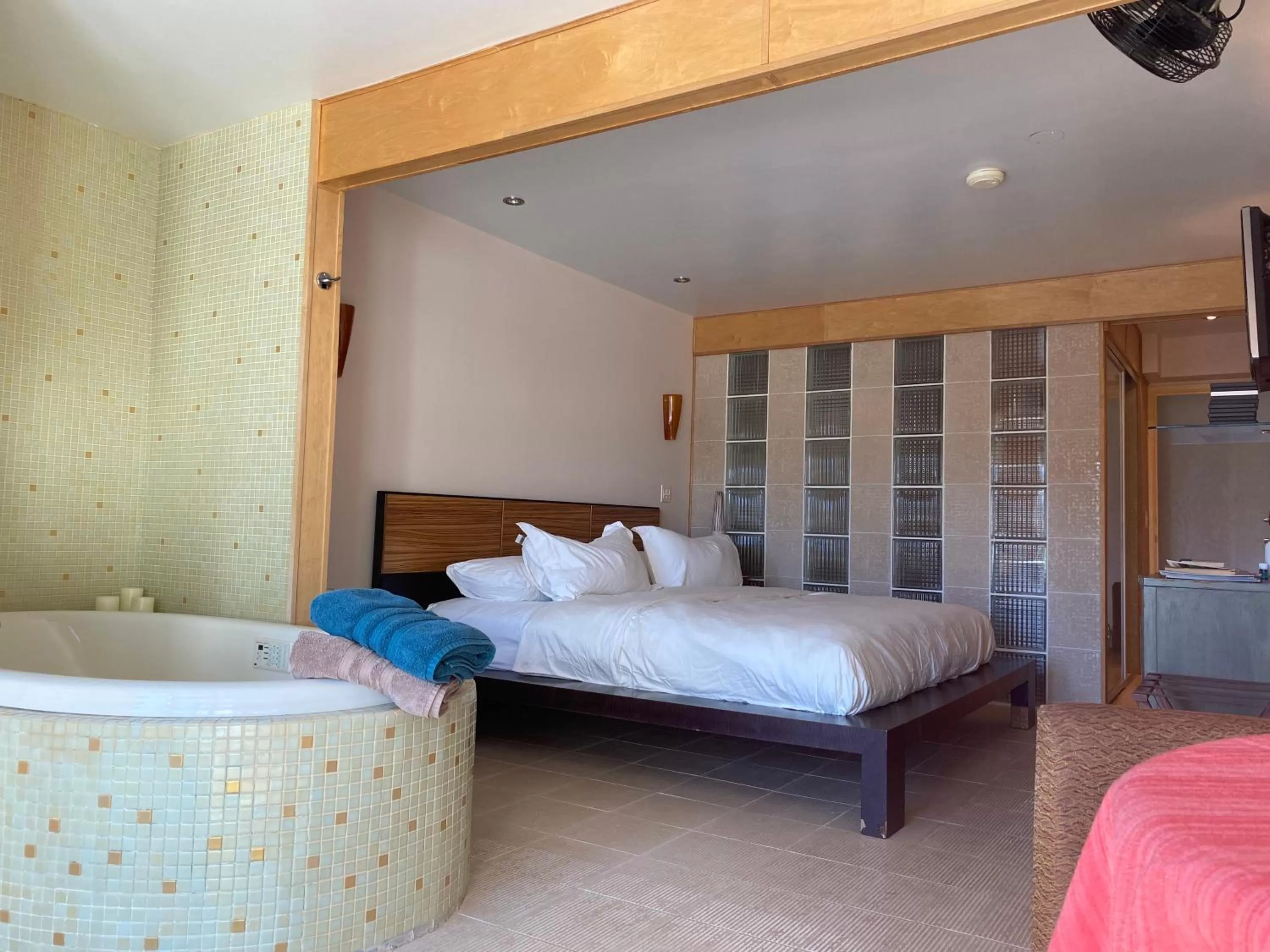 TV and multimedia, Bed in Pikes Peak Paradise Bed and Breakfast